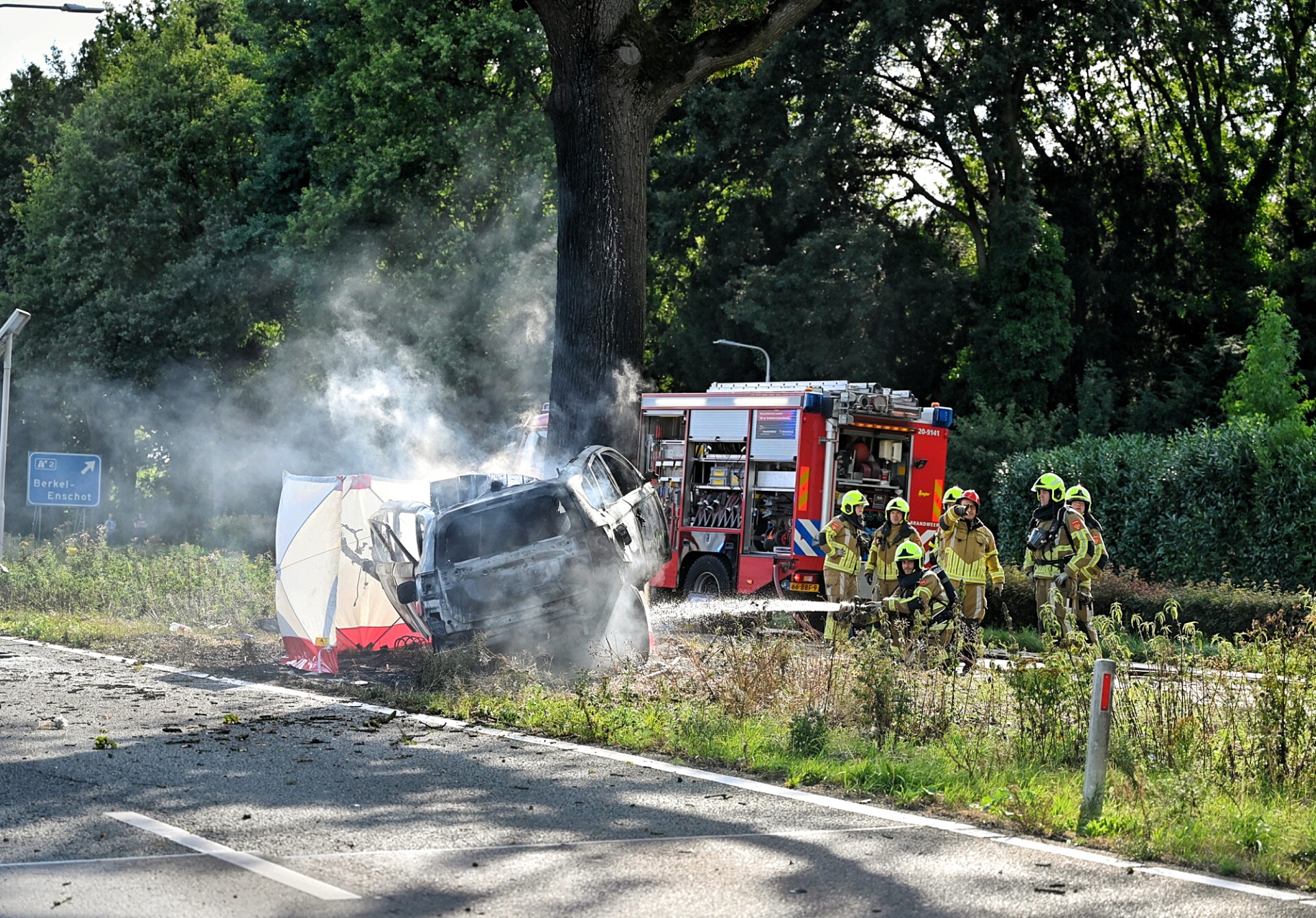 Auto Vliegt In Brand Na Botsing Tegen Boom, Bestuurder Overleden ...