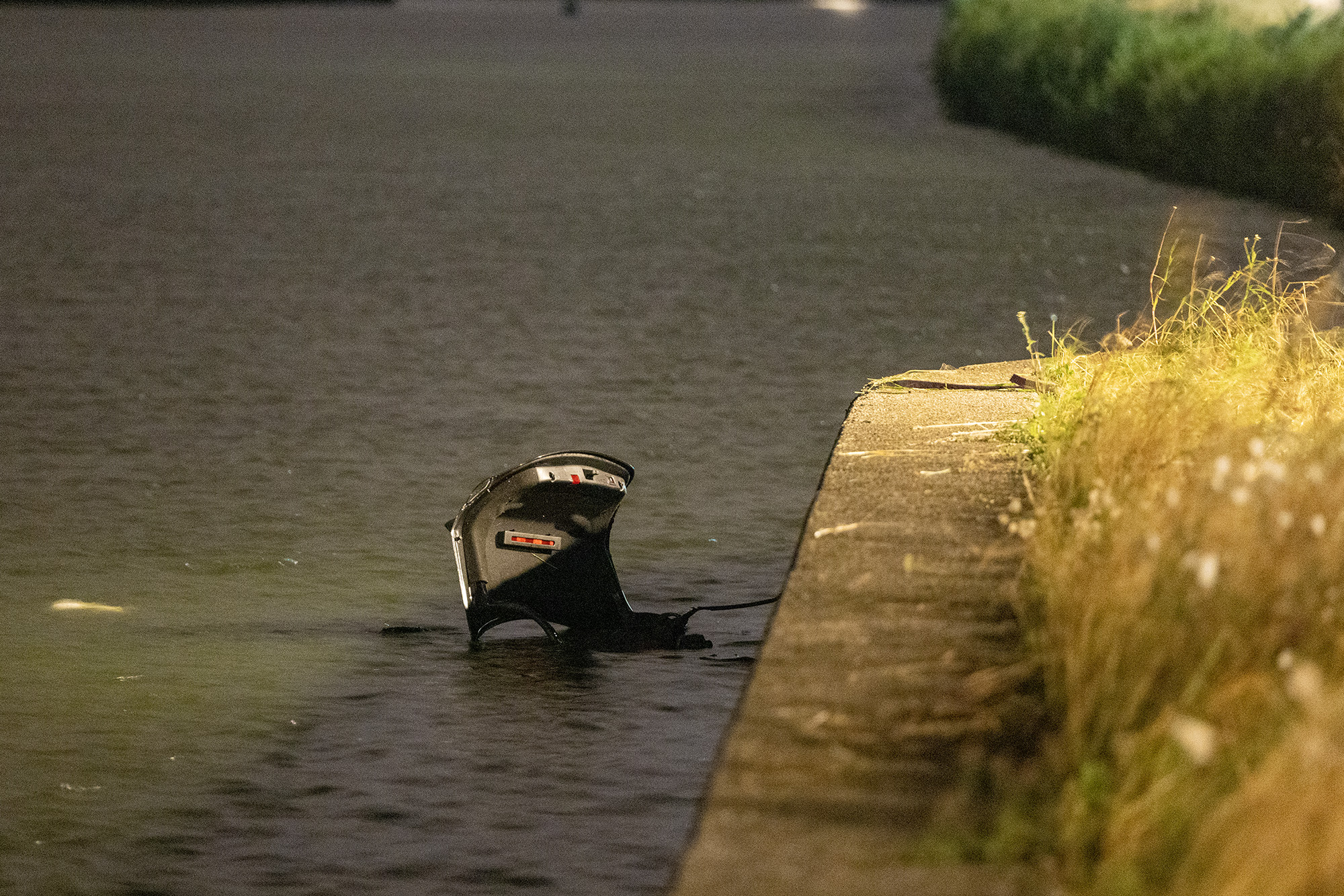 VIDEO: Auto belandt in het water na ongeluk: man (21) uit Breda omgekomen