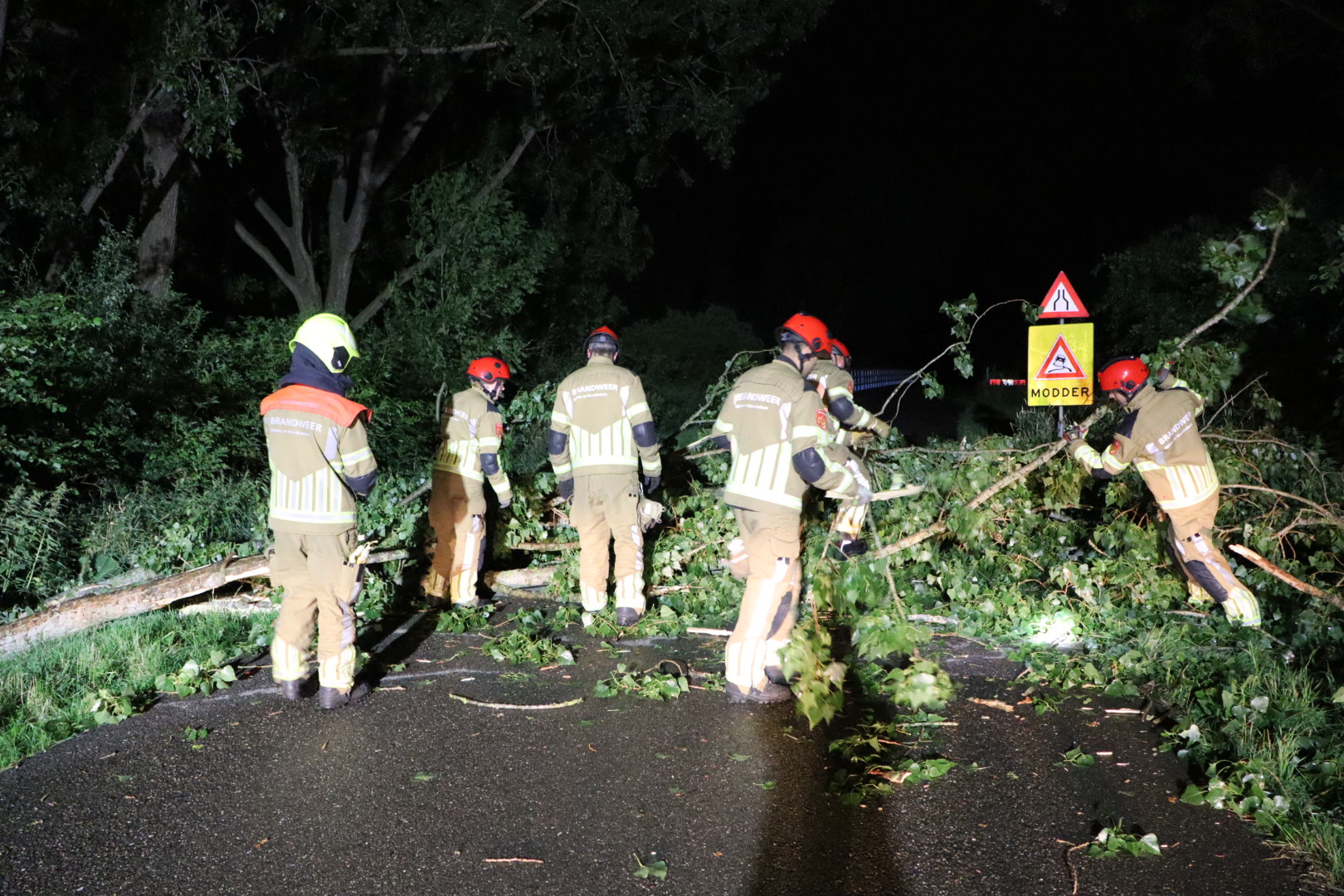 Boomtop waait uit boom en verspert weg