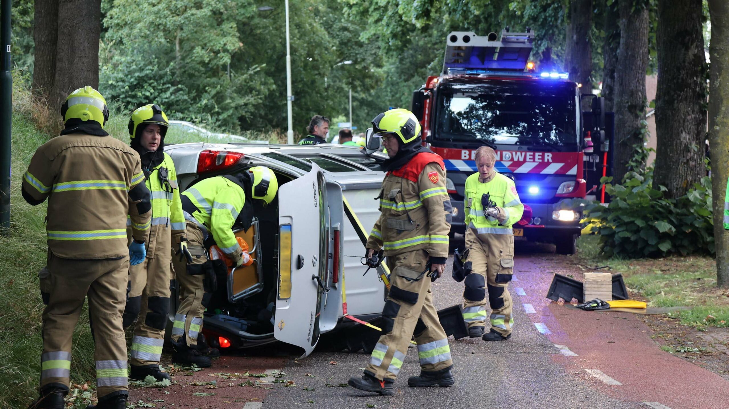 Bestuurster slaat met auto op zijn kant