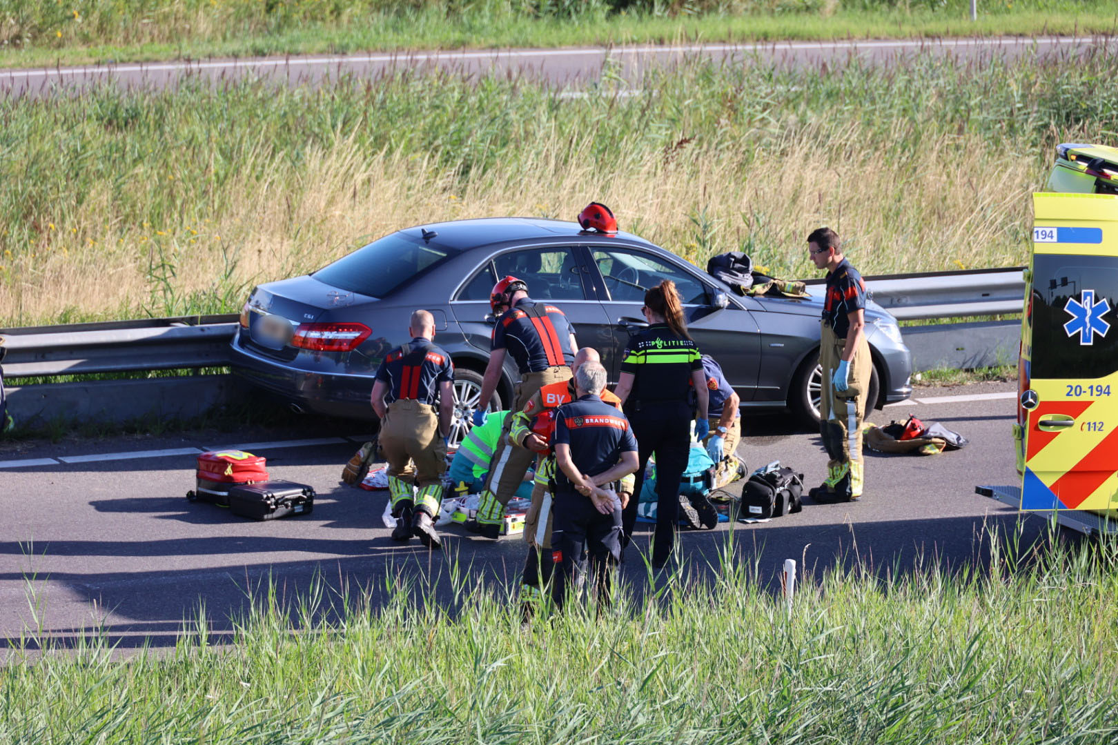 Automobilist tegen vangrail en gereanimeerd