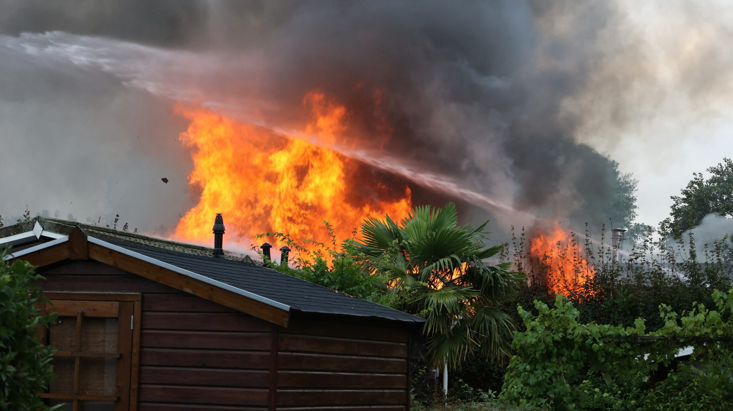 Vlammen slaan uit chalets op vakantiepark