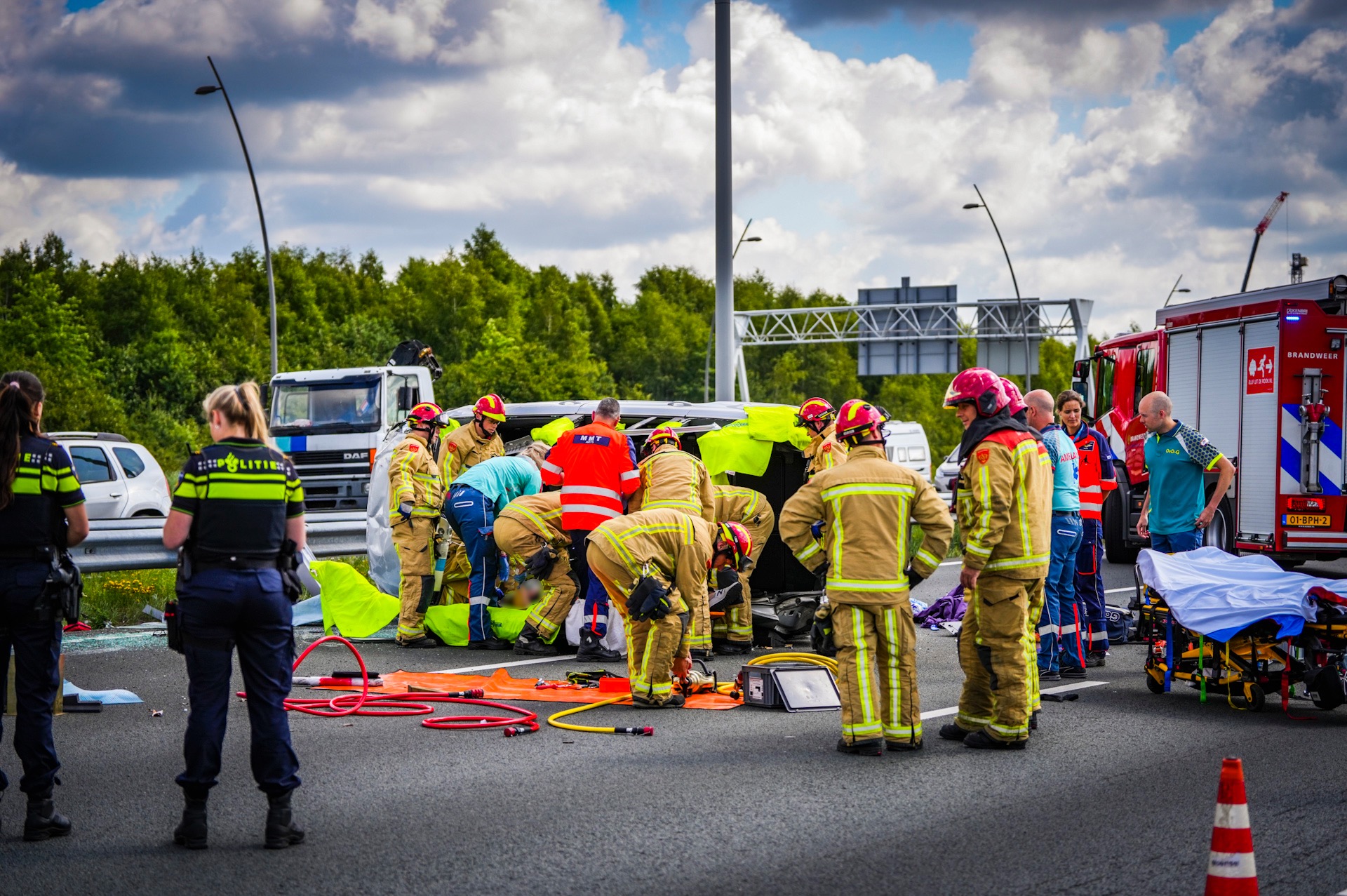 Ernstig ongeluk op snelweg, vrouw uit auto bevrijd