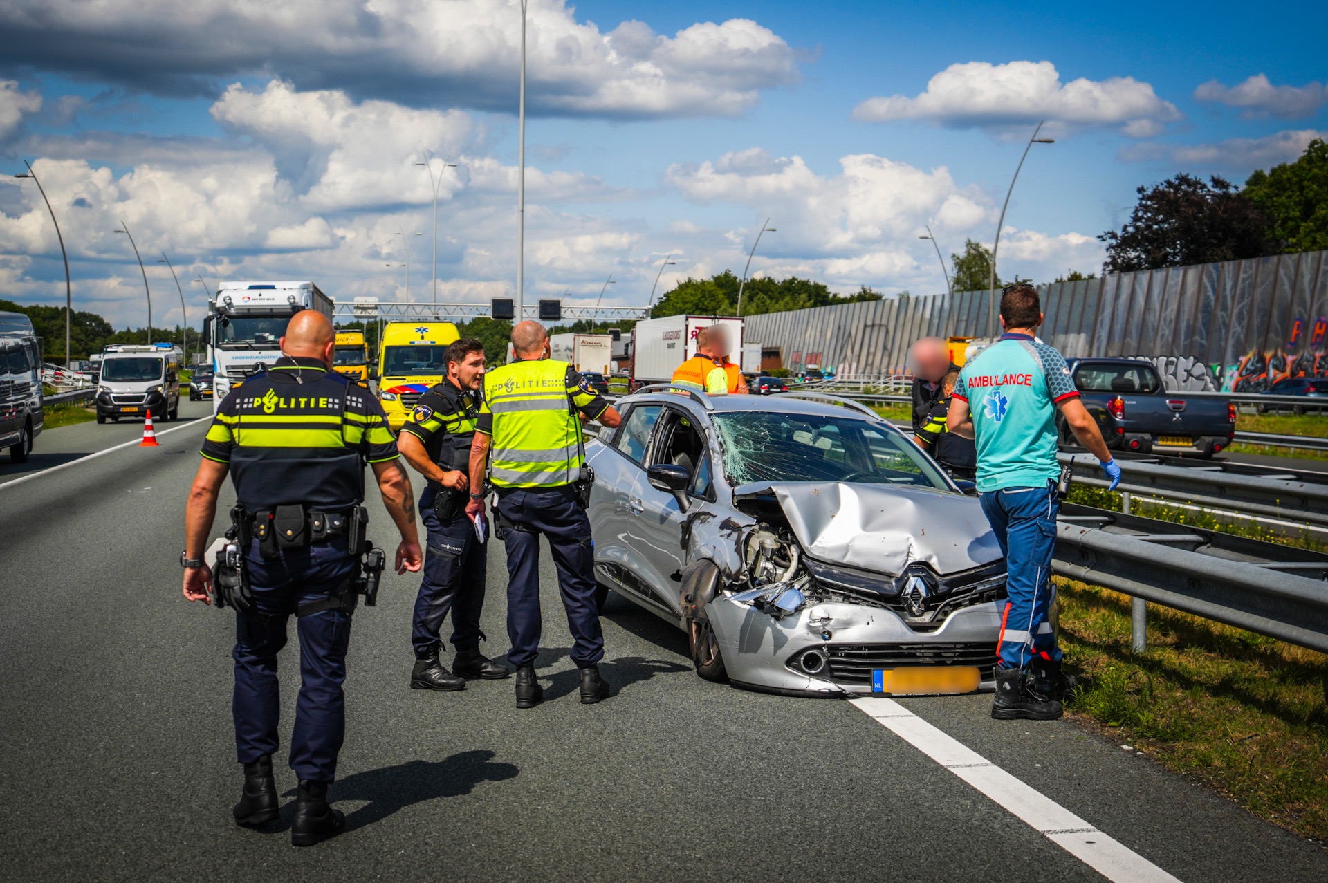 Ravage na ongeluk met vier auto’s en vrachtwagen