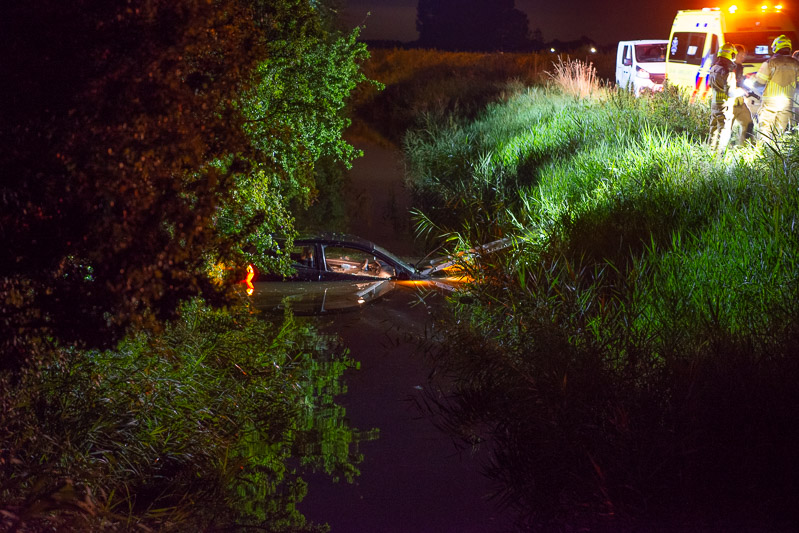 Auto vliegt van dijk en komt in sloot tot stilstand