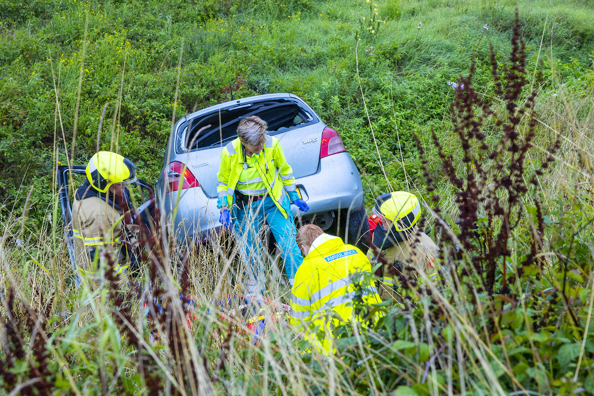 Auto belandt onderaan talud op A59