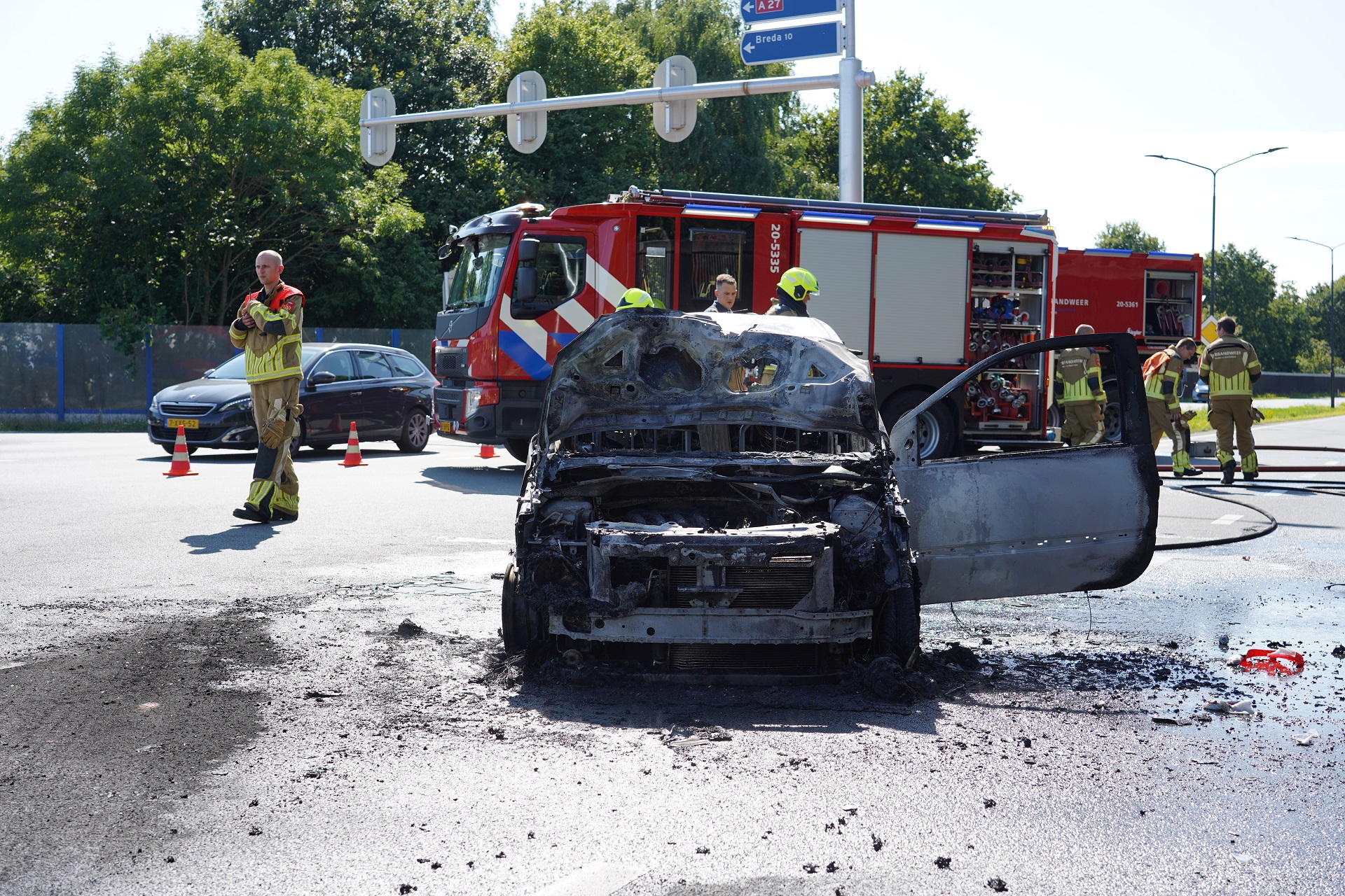 Auto vliegt in brand na botsing, bestuurder net op tijd eruit