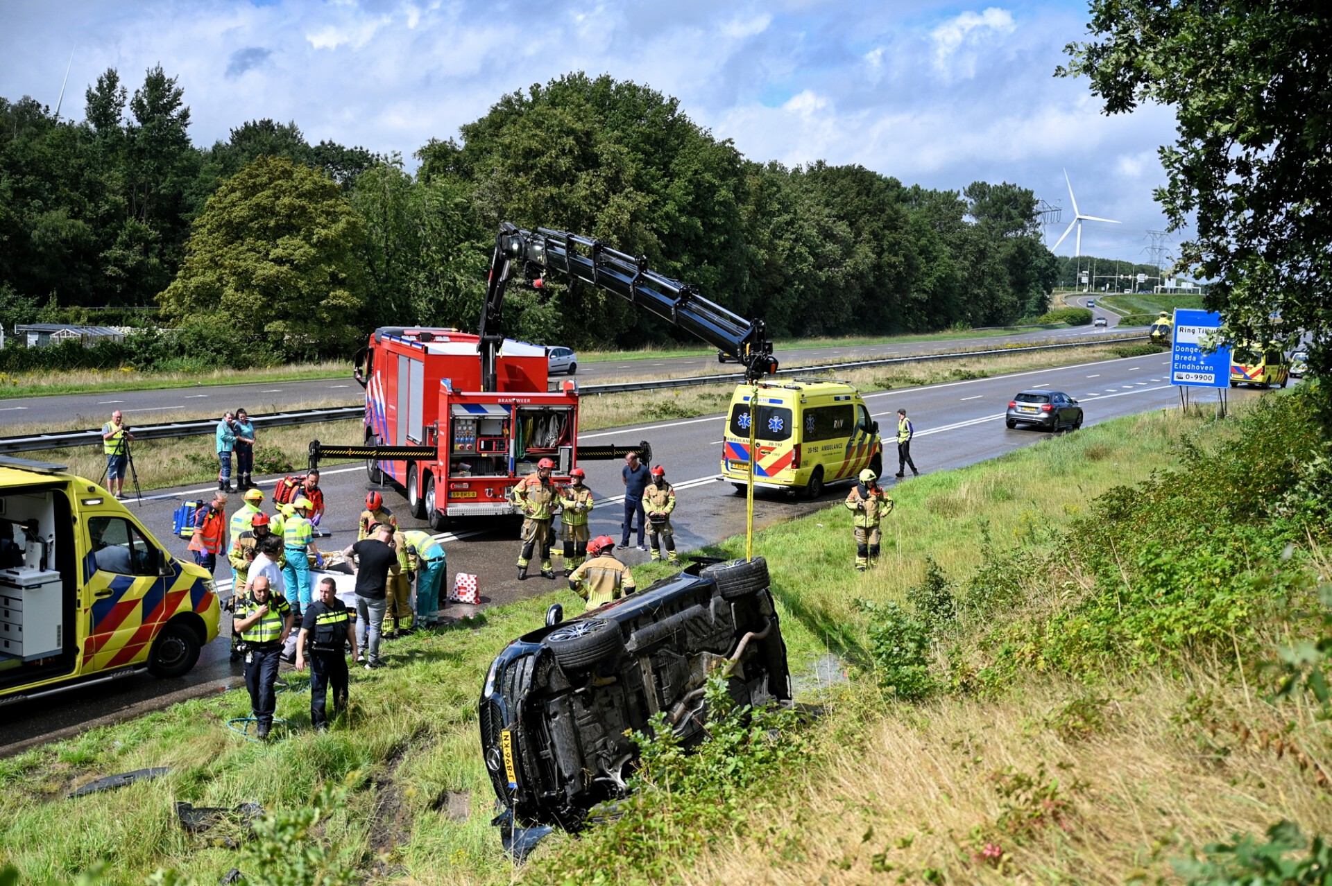 Vrouw bekneld onder auto na ernstig ongeval