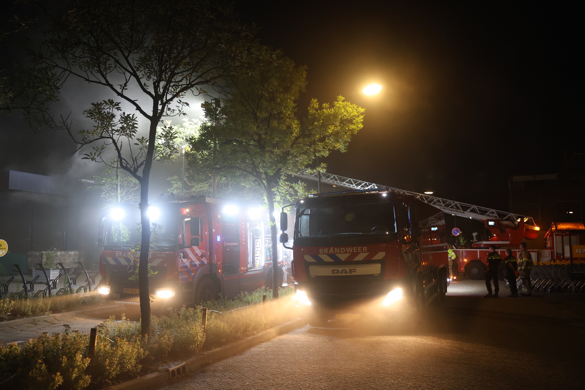 Brand in cafetaria in winkelcentrum, meerdere winkels rookschade