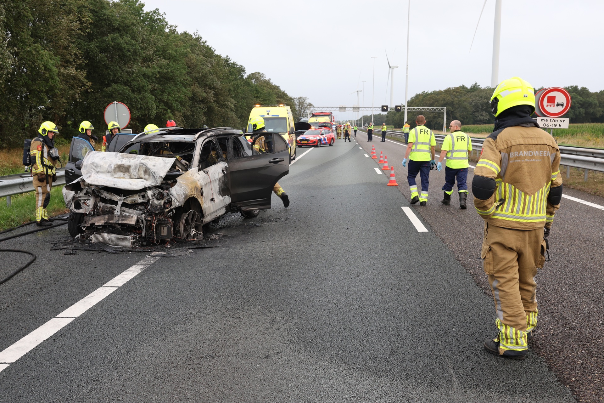 Auto vliegt in brand na botsing op A58, zeker één gewonde