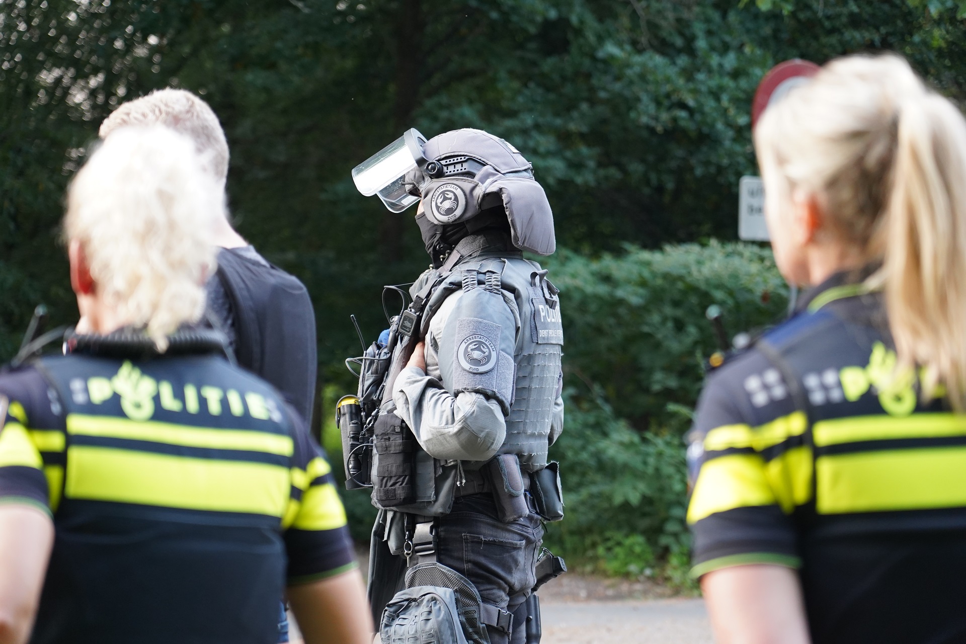 Man aangehouden in woning, politie lost waarschuwingsschot