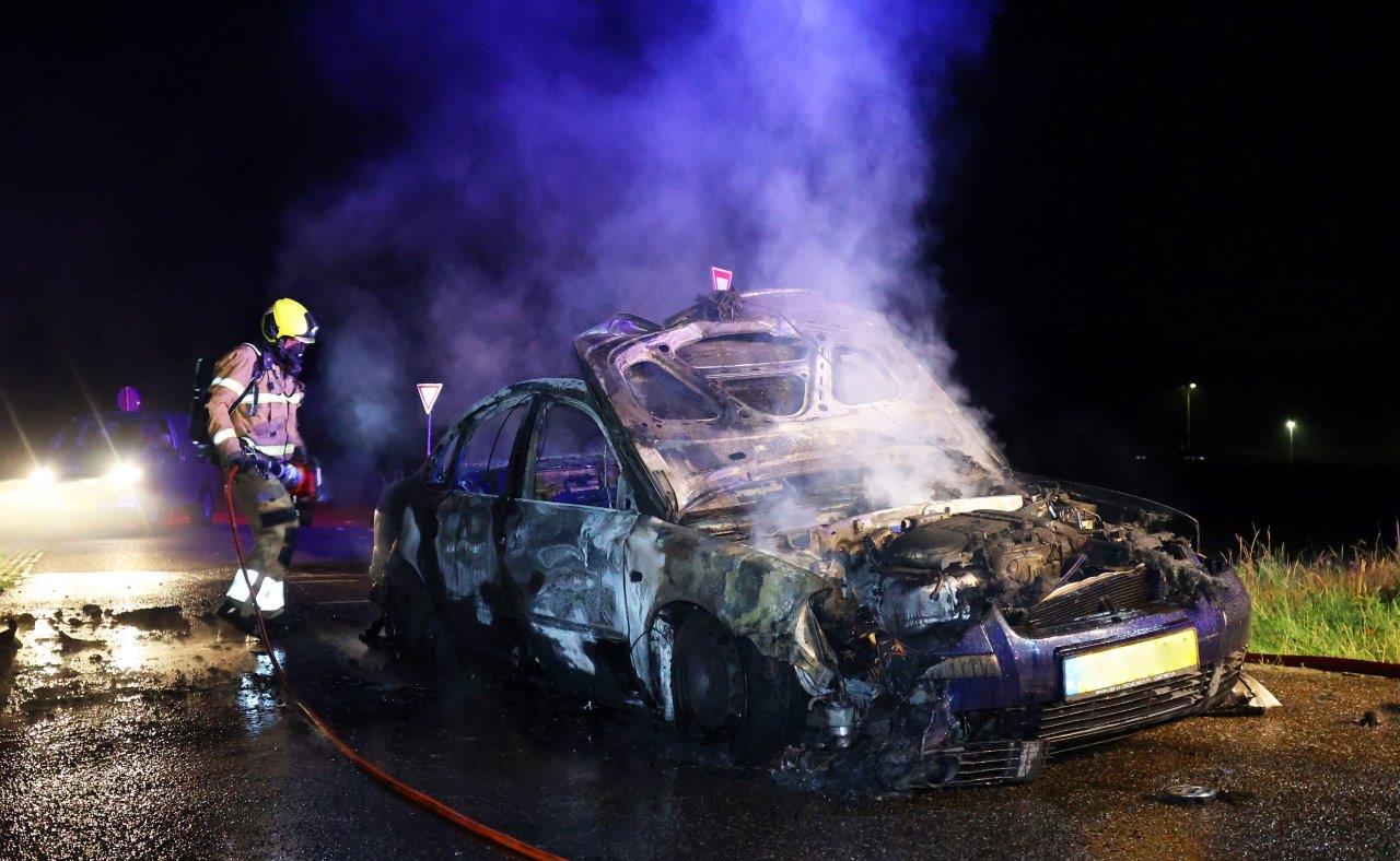 Auto in vlammen op, bestuurder spoorloos