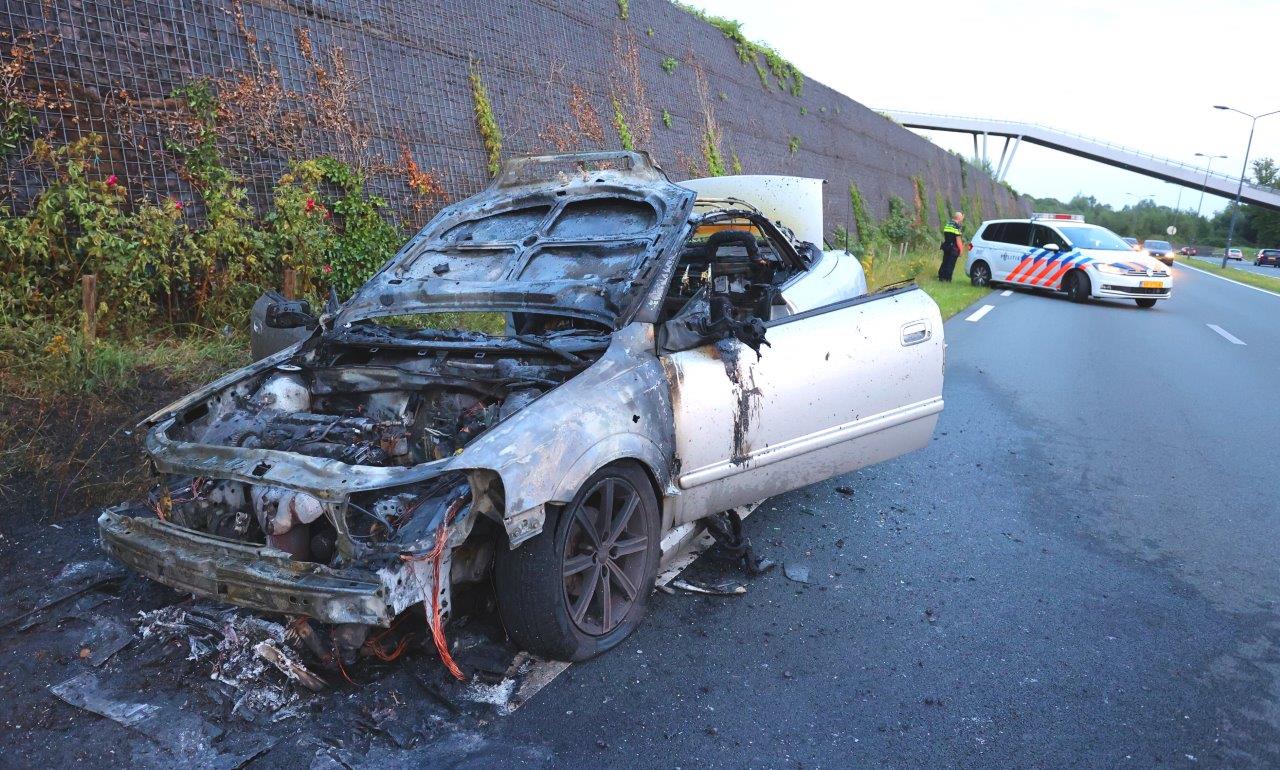 Cabrio begint spontaan te branden en brandt volledig af