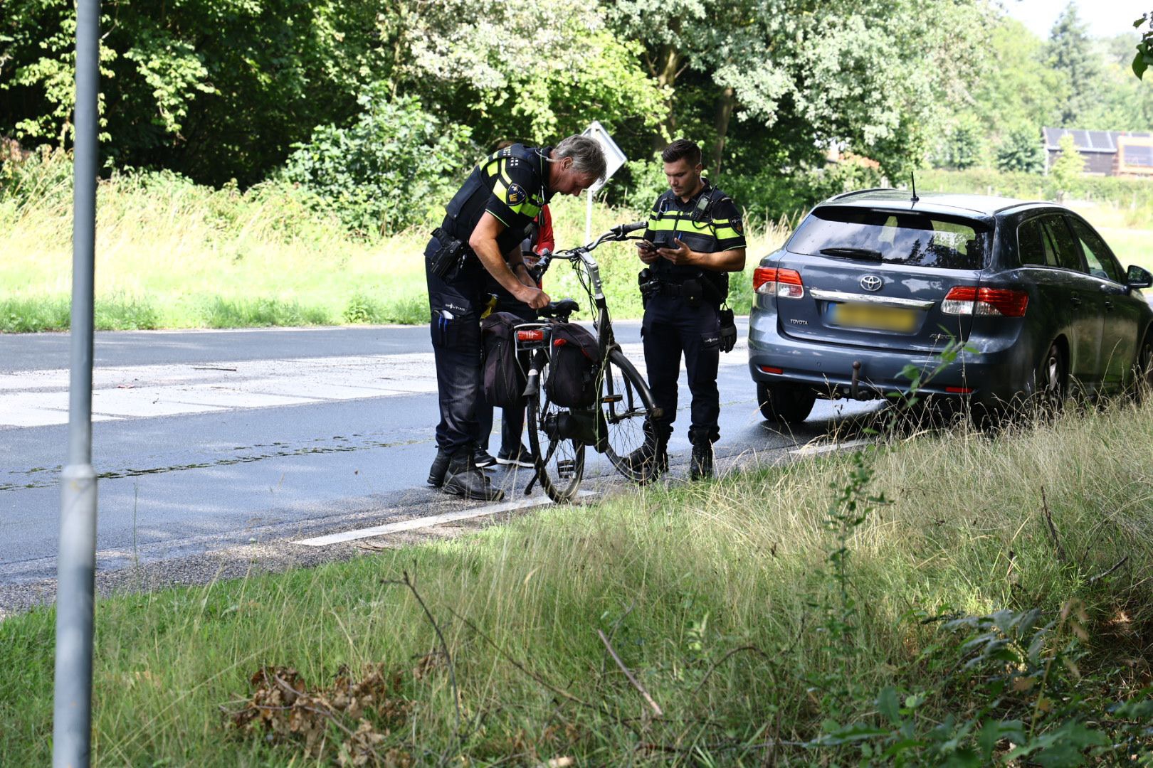 Automobiliste ziet fietser over het hoofd op rotonde