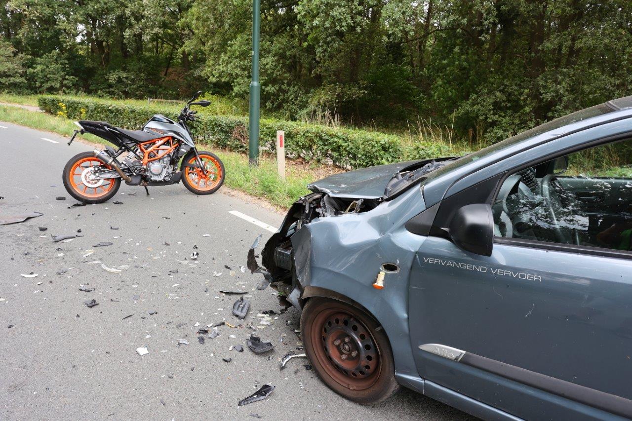 Motorrijder gewond na frontale botsing met auto