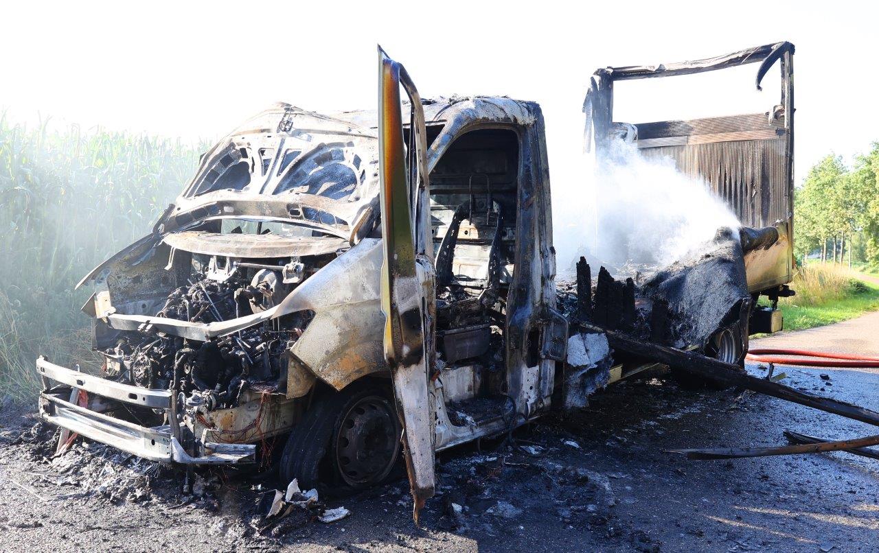 Een kleine vrachtwagen vloog in brand tijdens het rijden