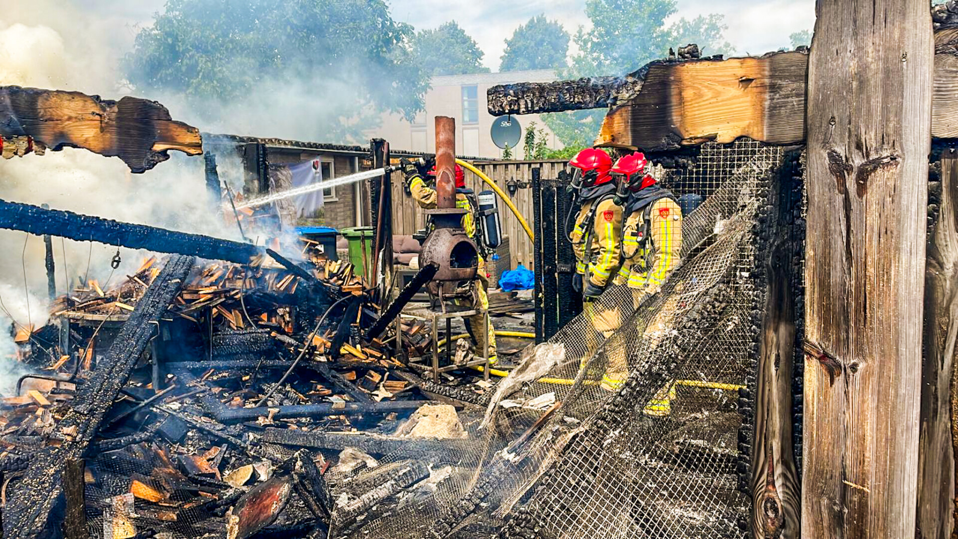 Schuur brandt tot de grond toe af