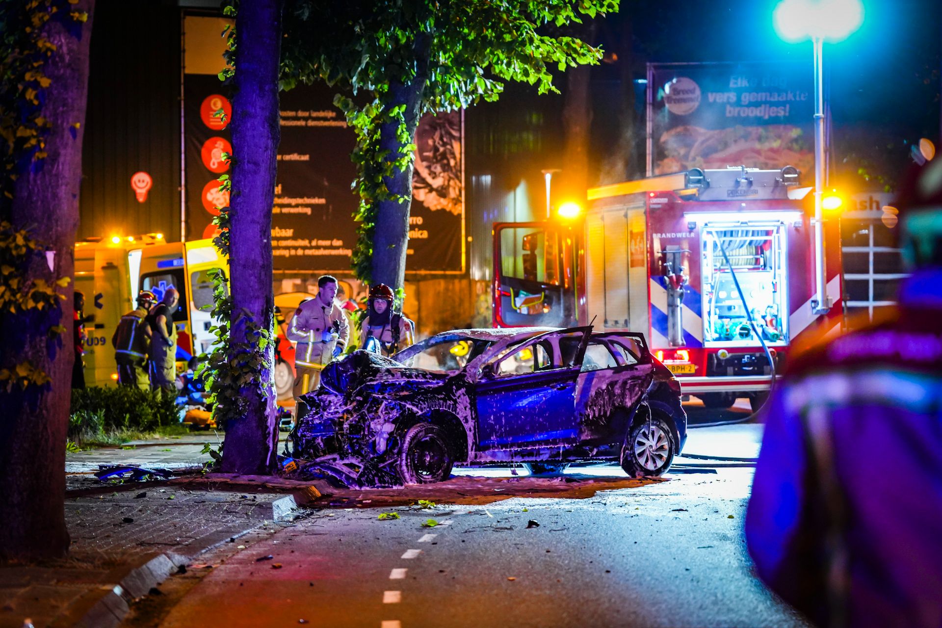 Ernstig Ongeval: Auto Vliegt In Brand En Inzittenden Raken Gewond ...