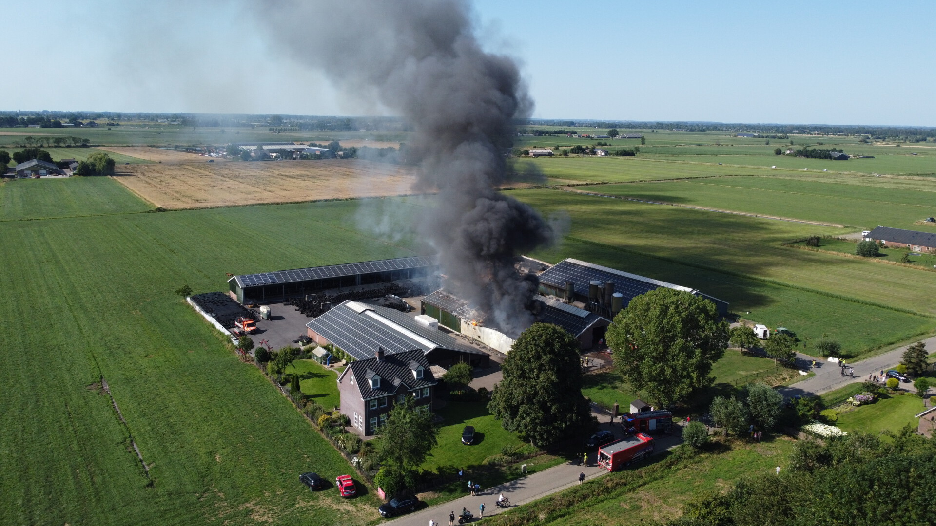 Grote brand in loods met stro
