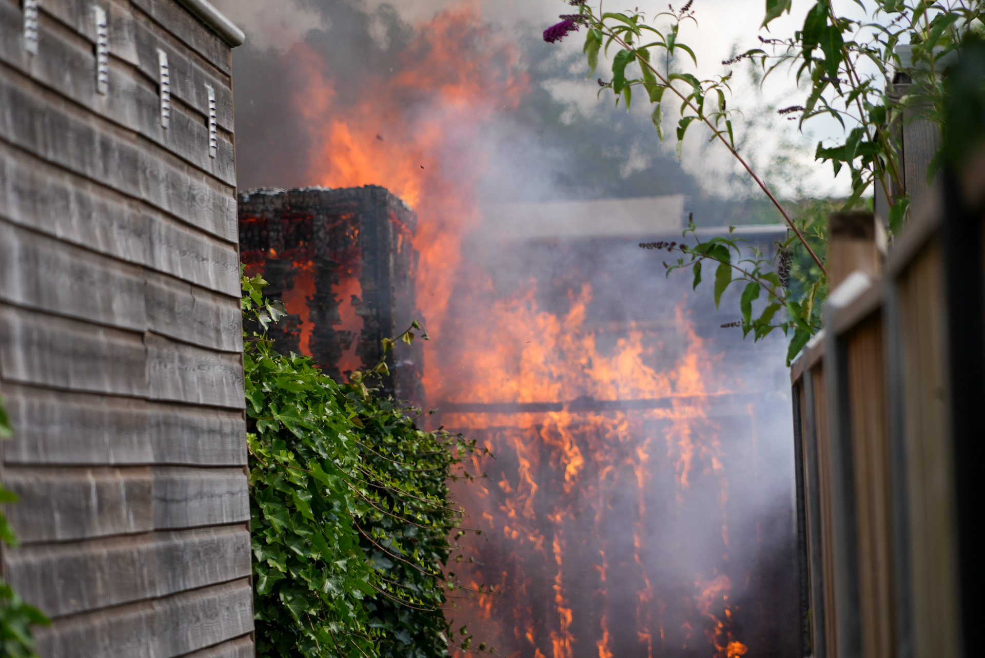 Flinke brand verwoest schuur achter rijtjeswoning
