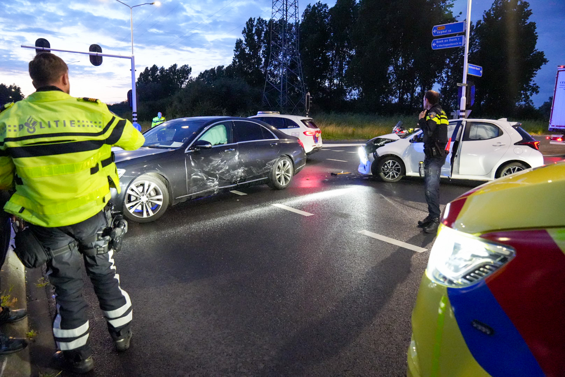 Gewonde bij ongeval doordat auto keer op kruising