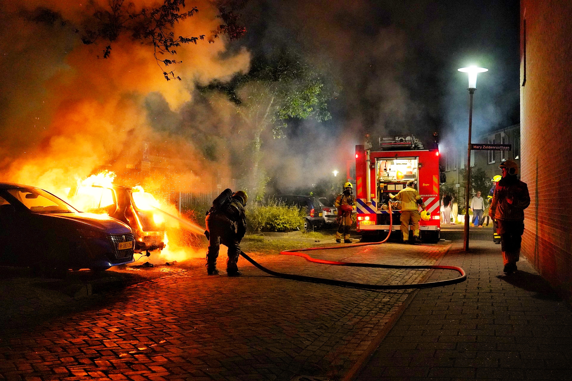 Geparkeerde auto gaan in vlammen op