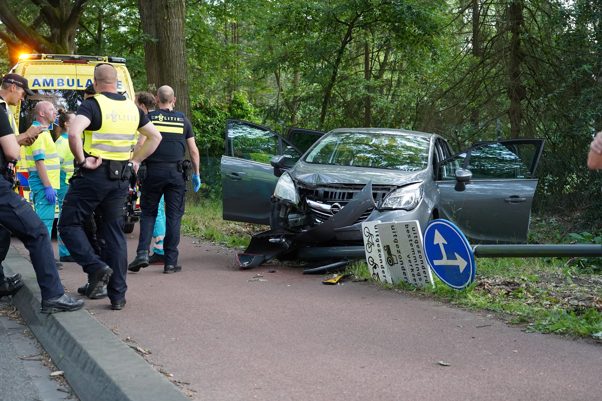 Man op leeftijd zwaargewond bij botsing tegen lantaarnpaal