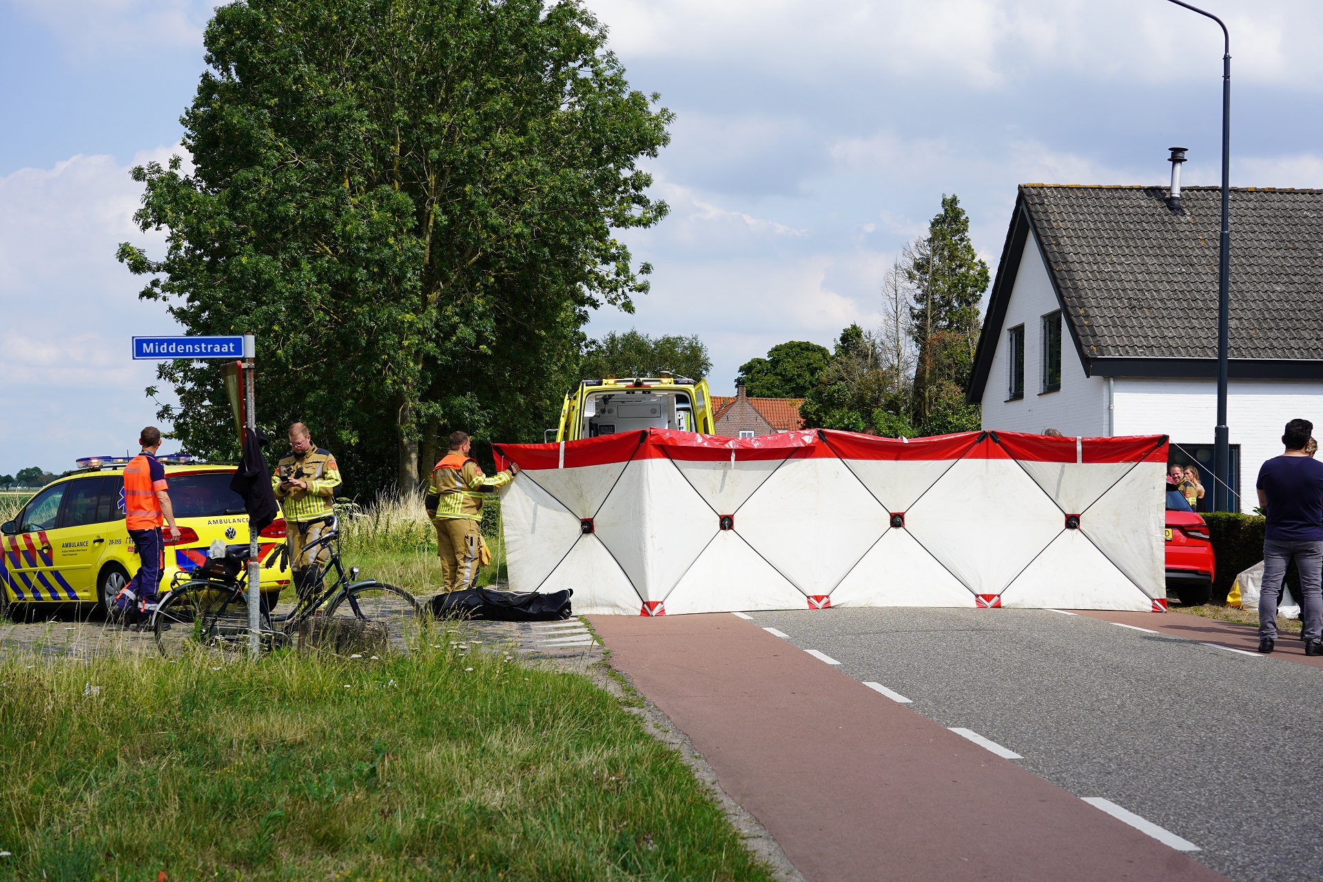 Politie zoekt familie van zwaargewonde wielrenner