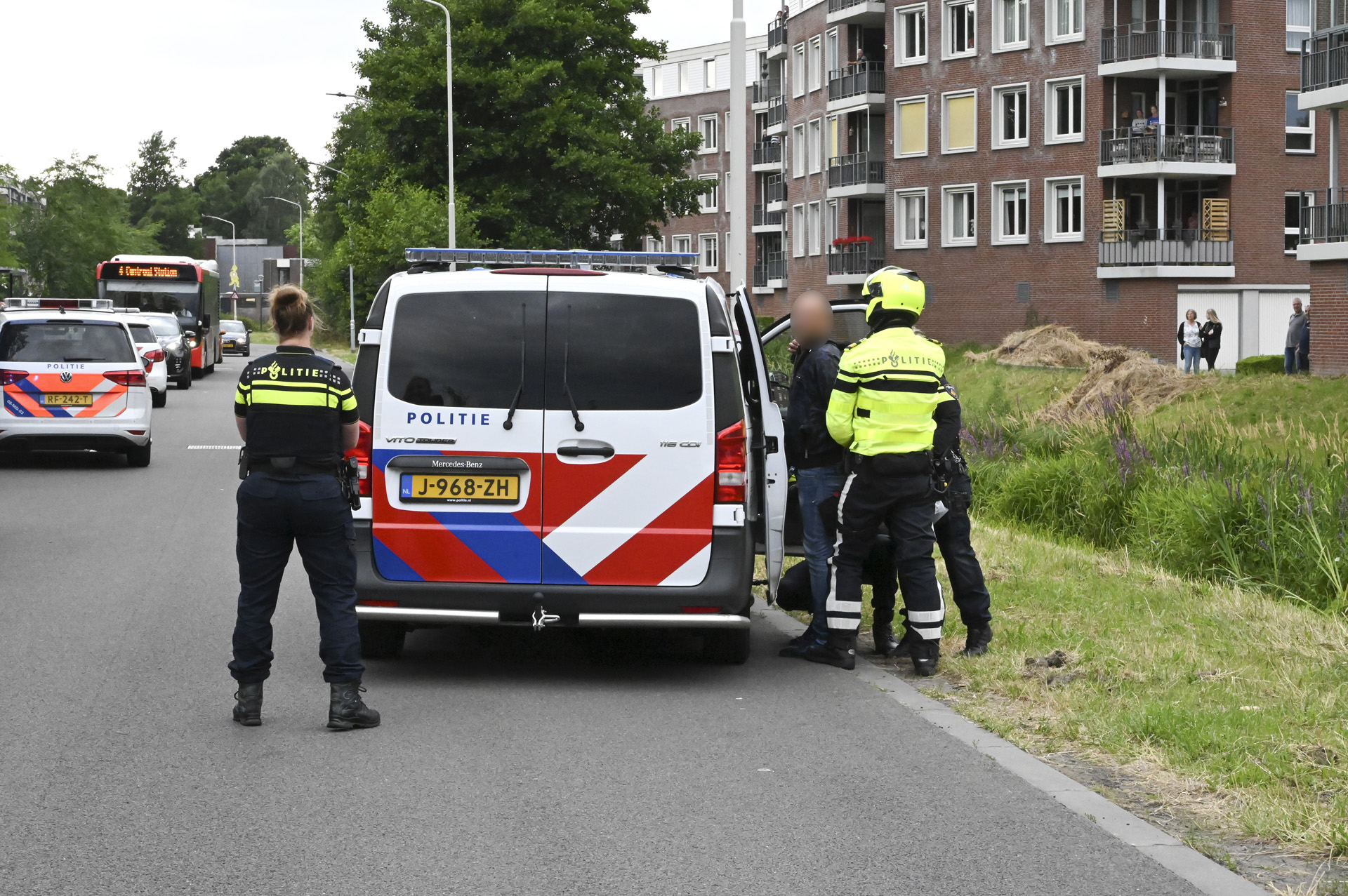 Hardrijder gaat op de vuist met agenten bij controle, twee agenten naar eerste hulp