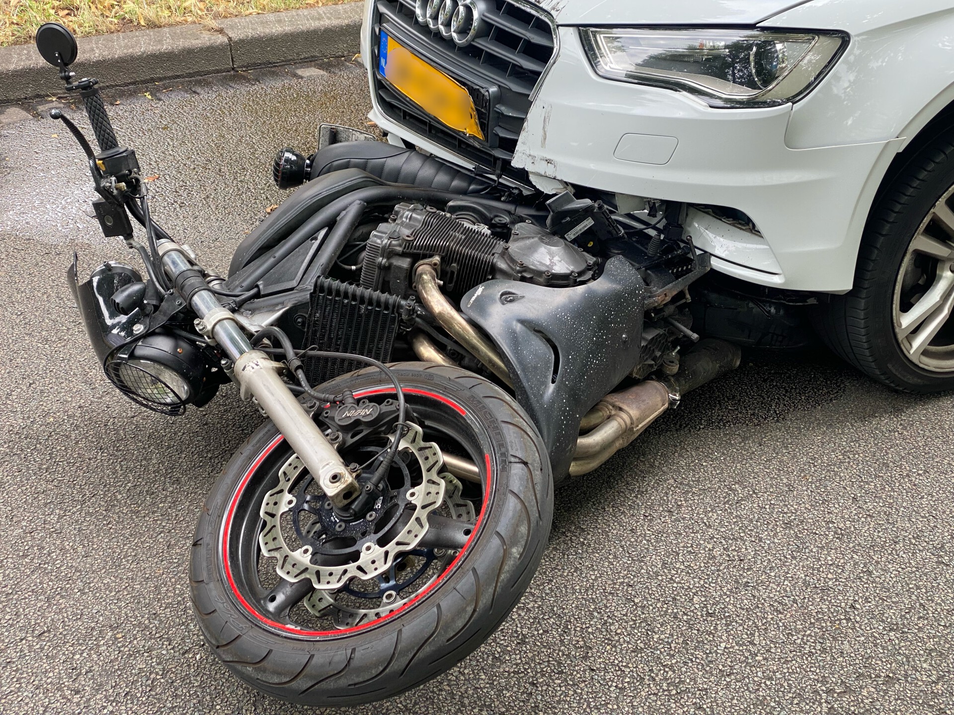 Motor komt onder auto terecht bij ongeluk