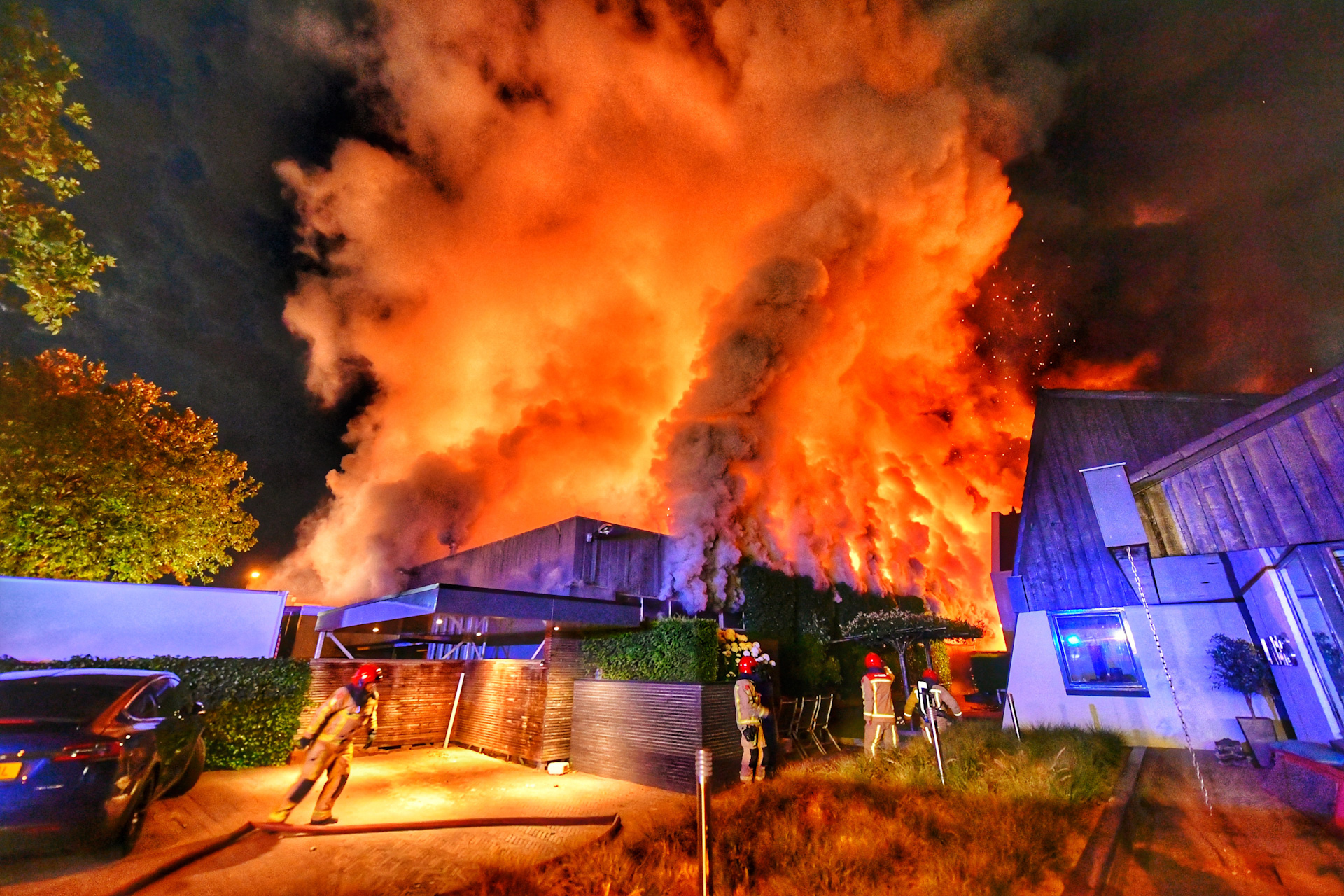 Zeer grote brand legt kringloopwinkel in as
