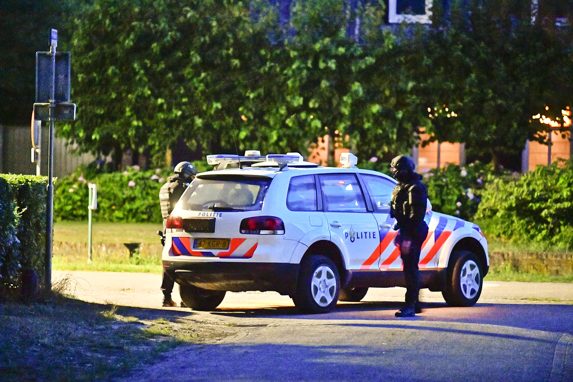 Zwaar bewapende agenten bewaken drugslab