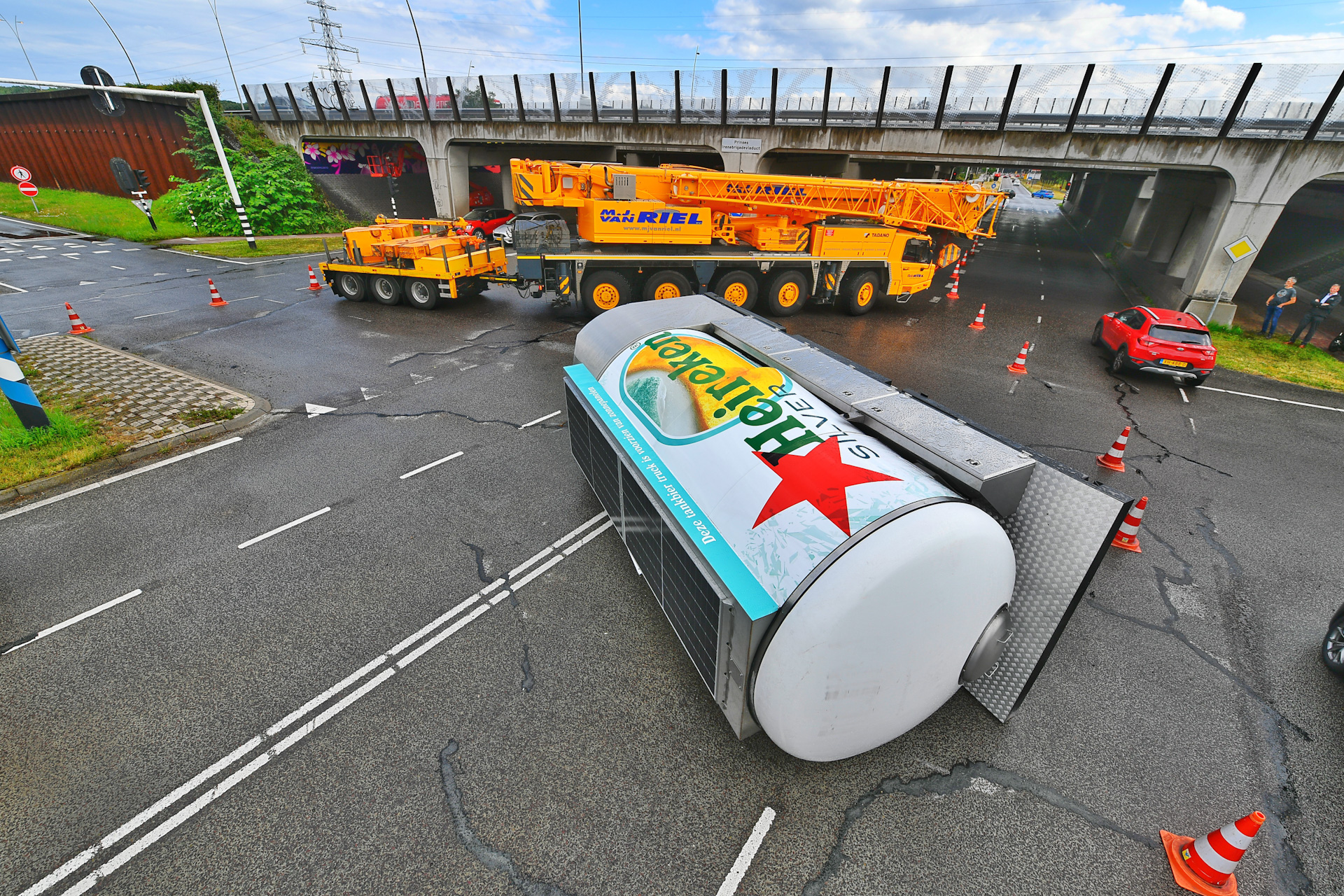 Biertank van Heineken gekanteld