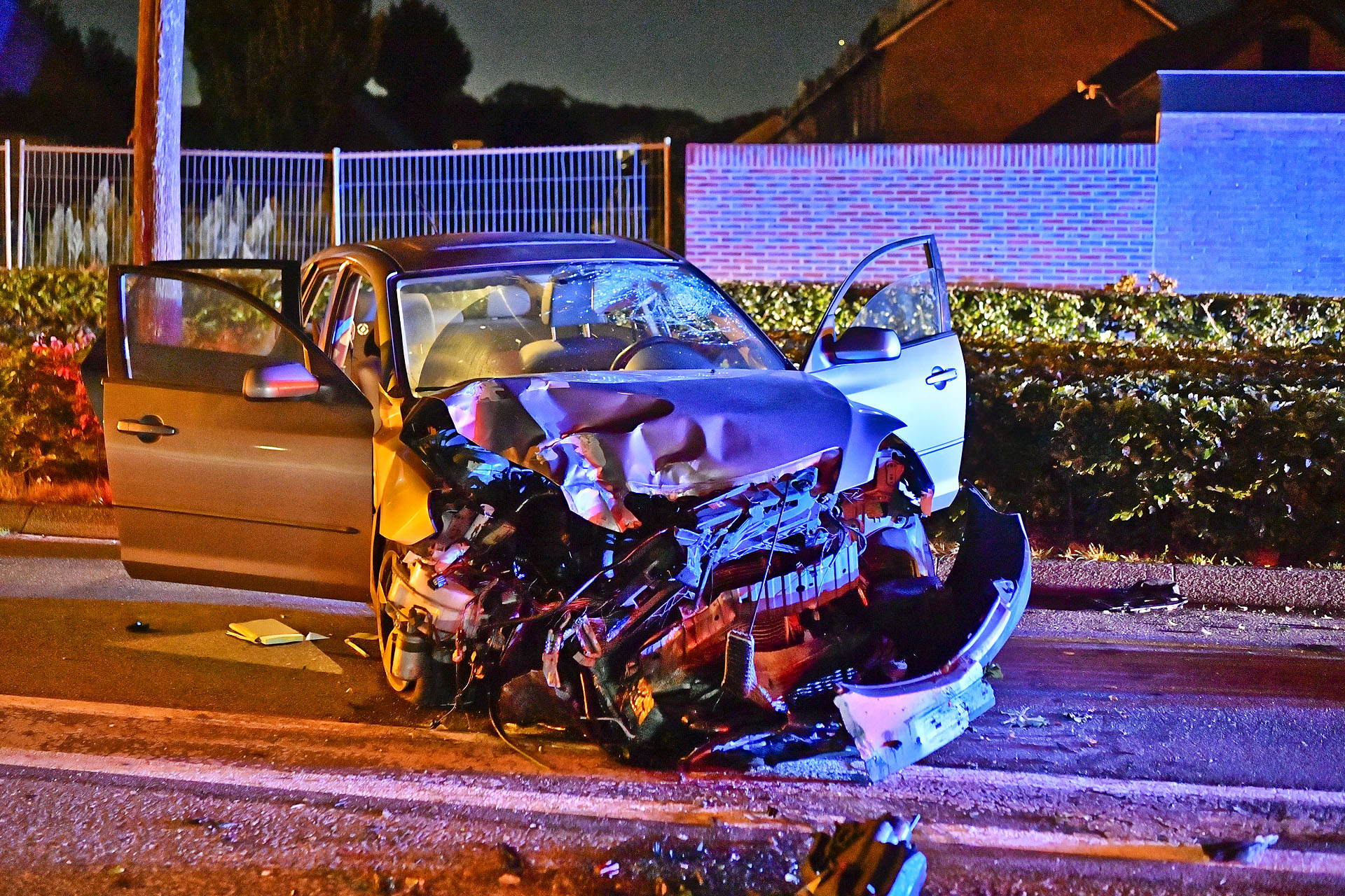 Auto met vier inzittenden crasht, bestuurder raakt gewond