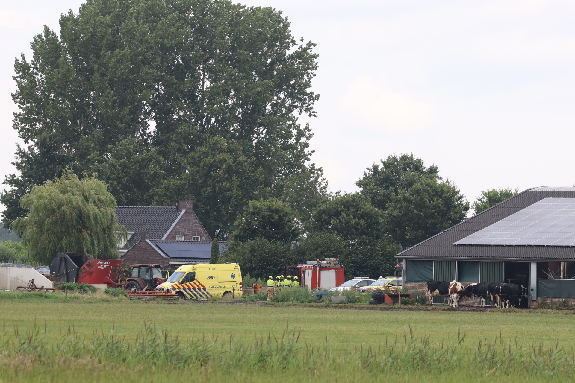 Hulpdiensten rukken massaal uit voor ongeval op boerenerf