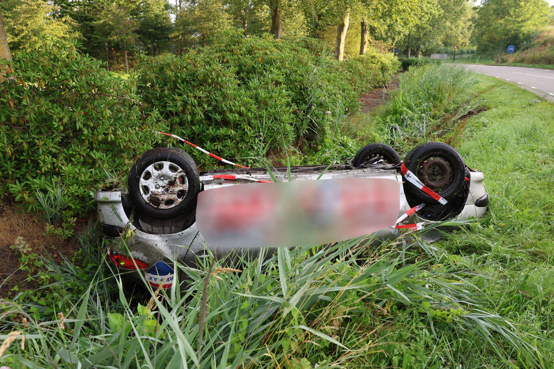 Auto op z’n kop in de greppel, bestuurder spoorloos