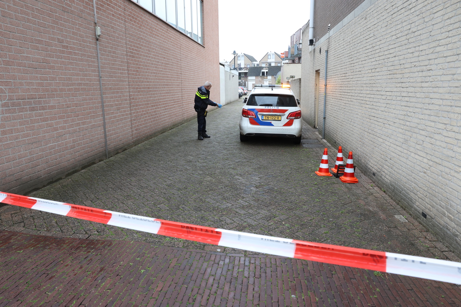 Steekincident bij Domino’s, medewerker gewond, verdachte op blote voeten gearresteerd