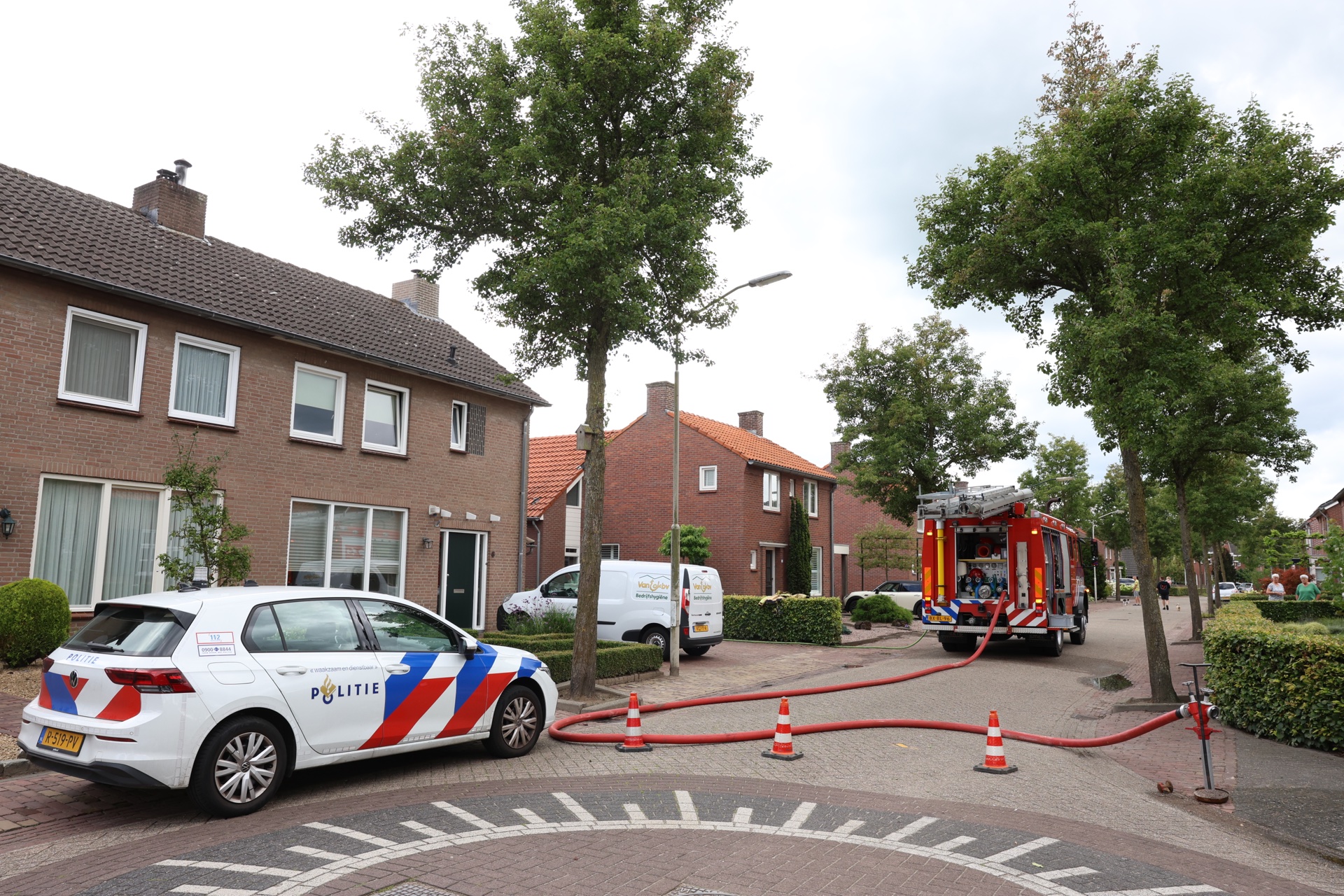 Overkapping vat vlam terwijl bewoners niet thuis zijn