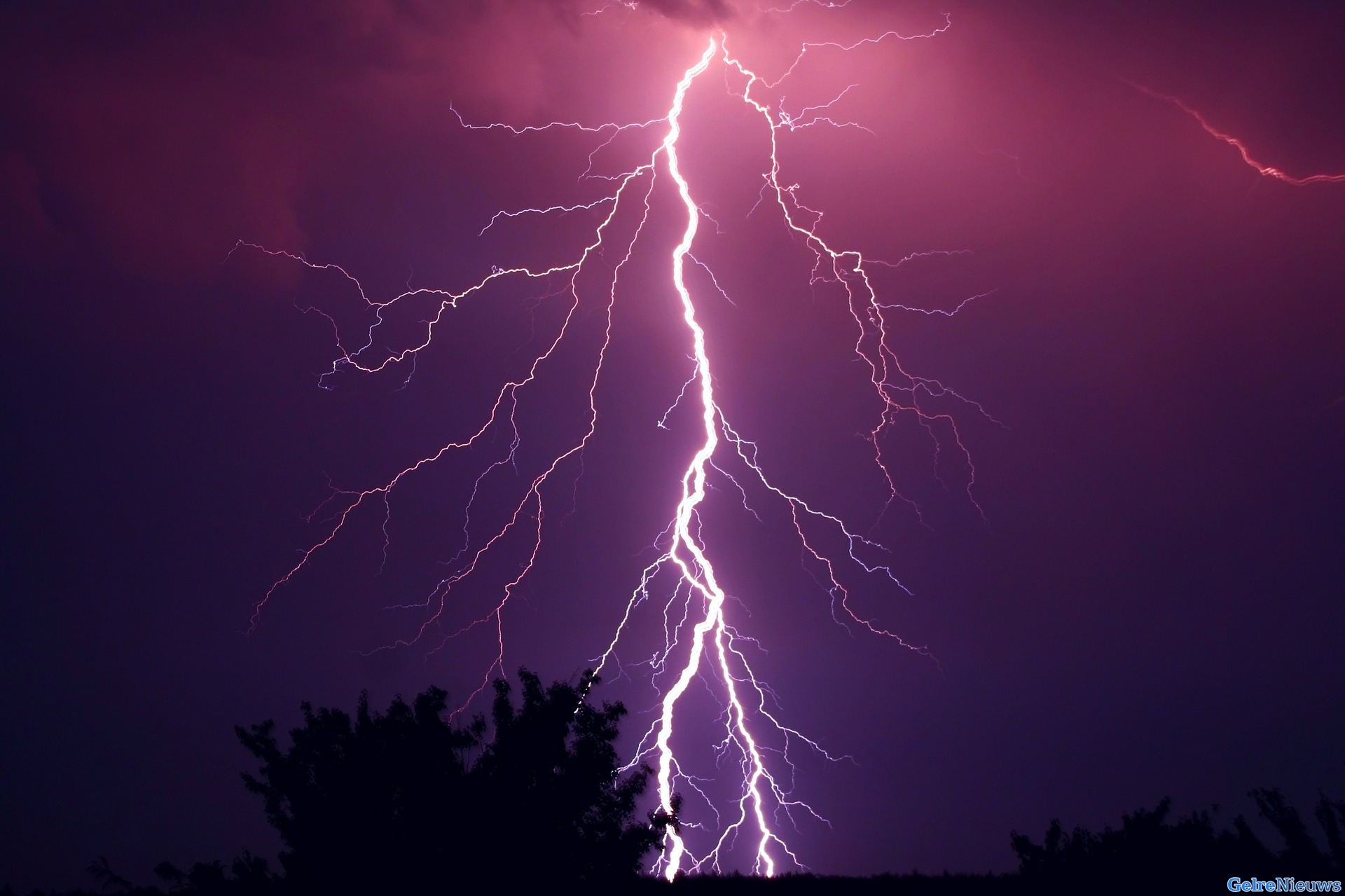 KNMI Waarschuwt voor Stevige Onweersbuien in Brabant