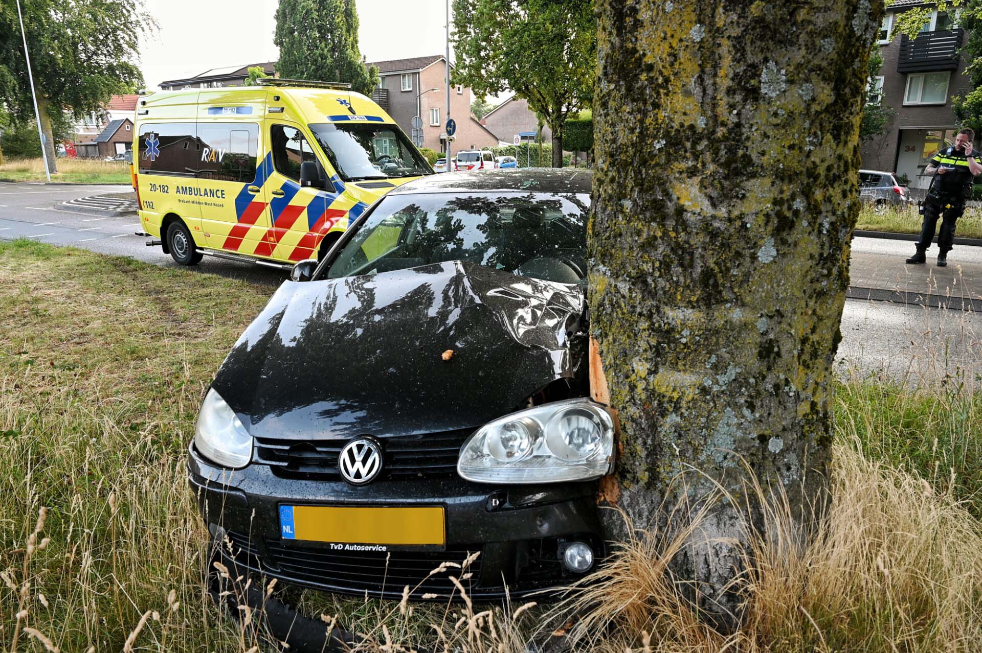 Automobilist raakt controle over stuur kwijt en botst tegen boom