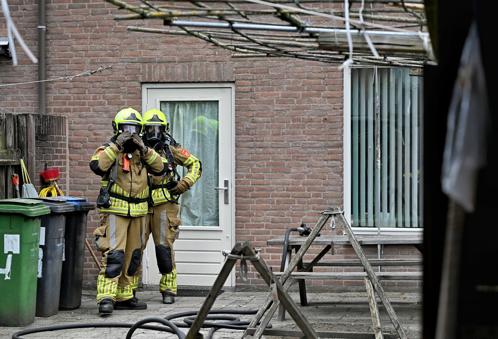 Buurtbewoners horen rookmelder en schakelen hulpdiensten in
