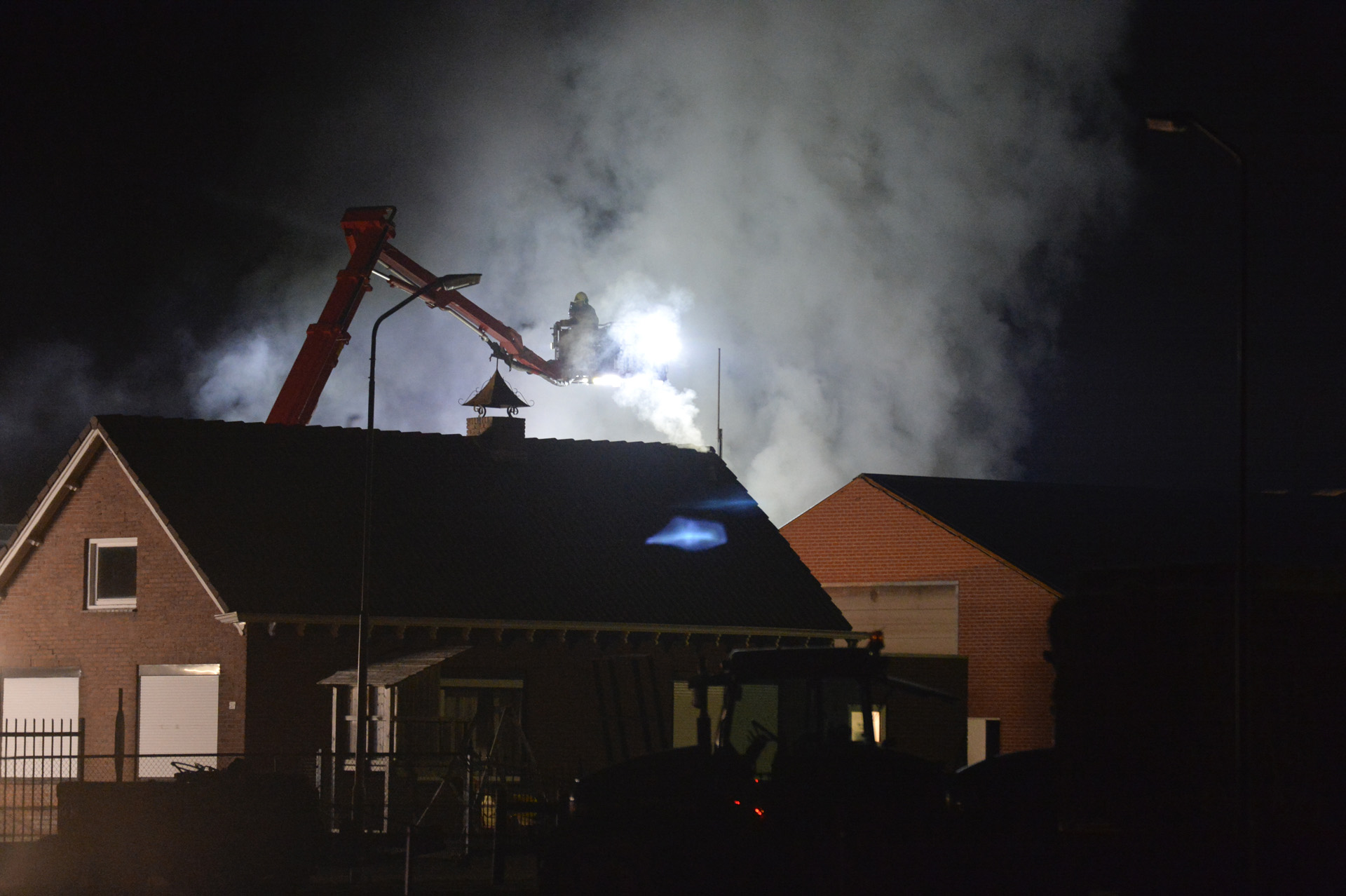 Veel rook bij grote brand in hooiopslag
