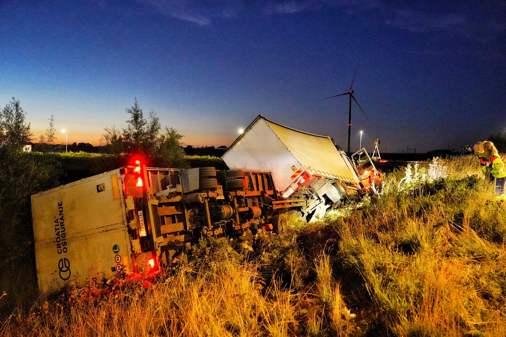 Vrachtwagenchauffeur mist bocht en rijdt van talud
