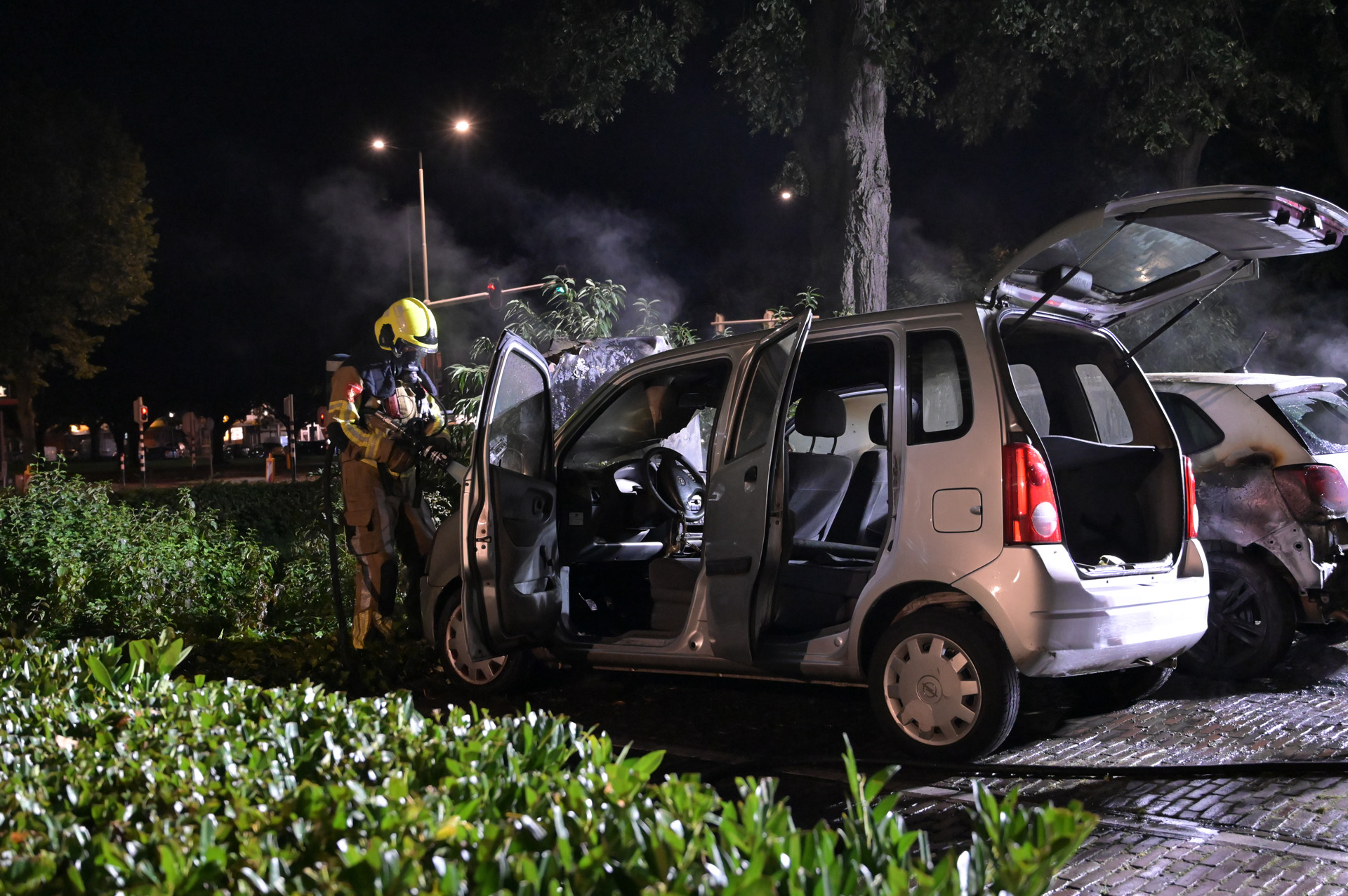 Twee auto door brand verwoest, politie onderzoekt brandstichting