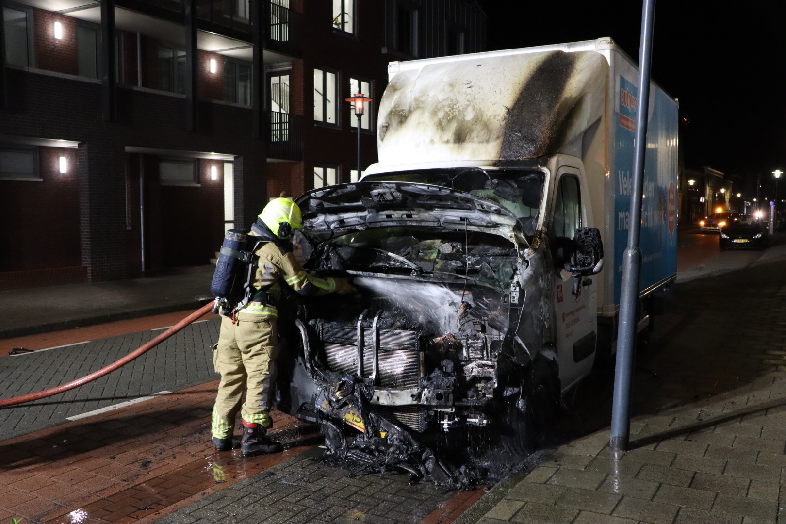 Bakwagen in brand, politie onderzoekt brandstichting