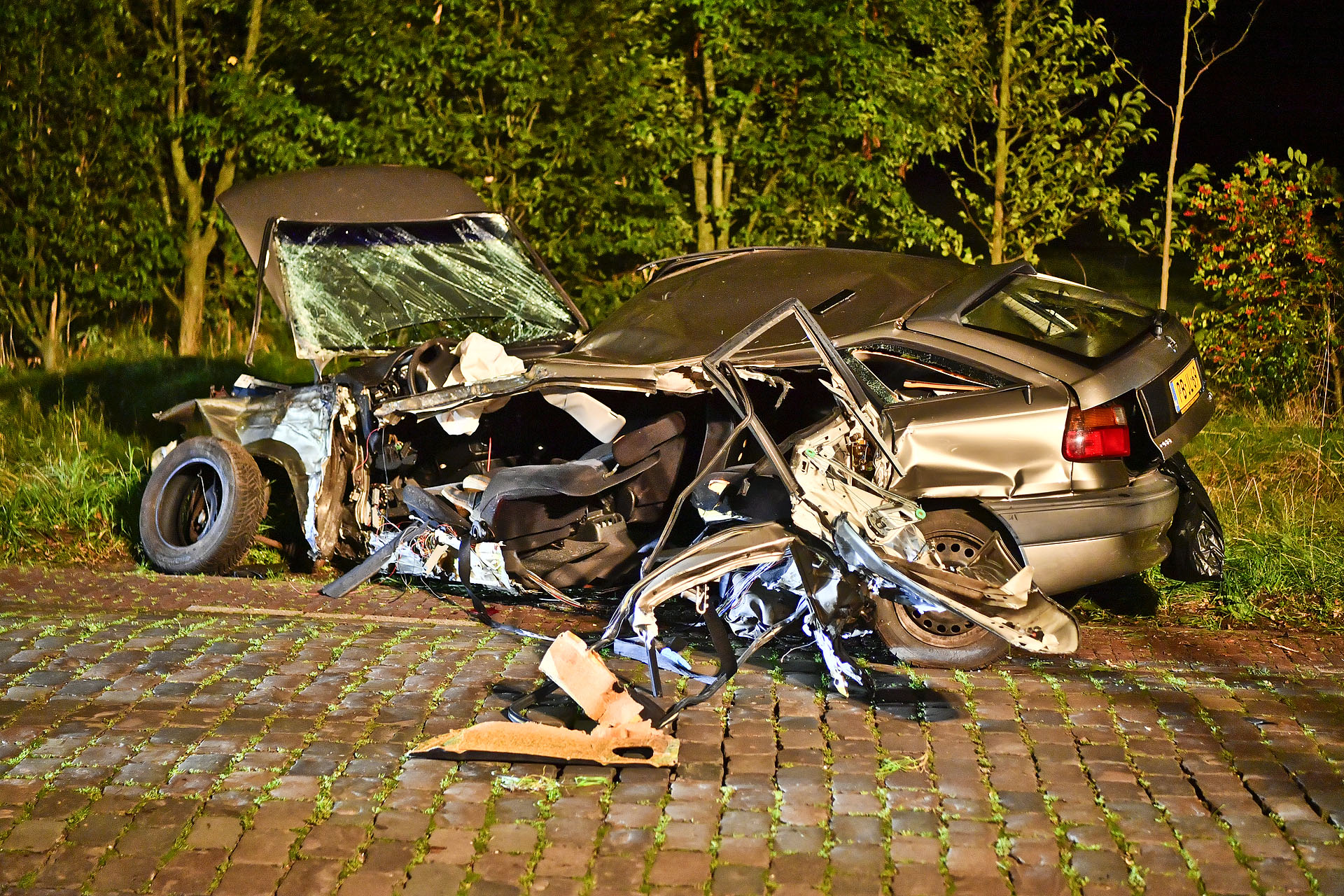 Auto scheurt open na crash, man (19) omgekomen