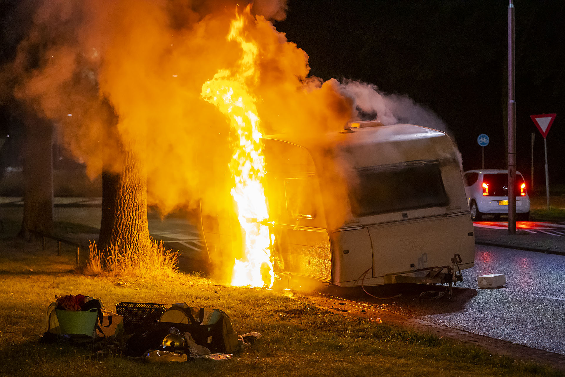 Caravan vliegt al rijdend in brand