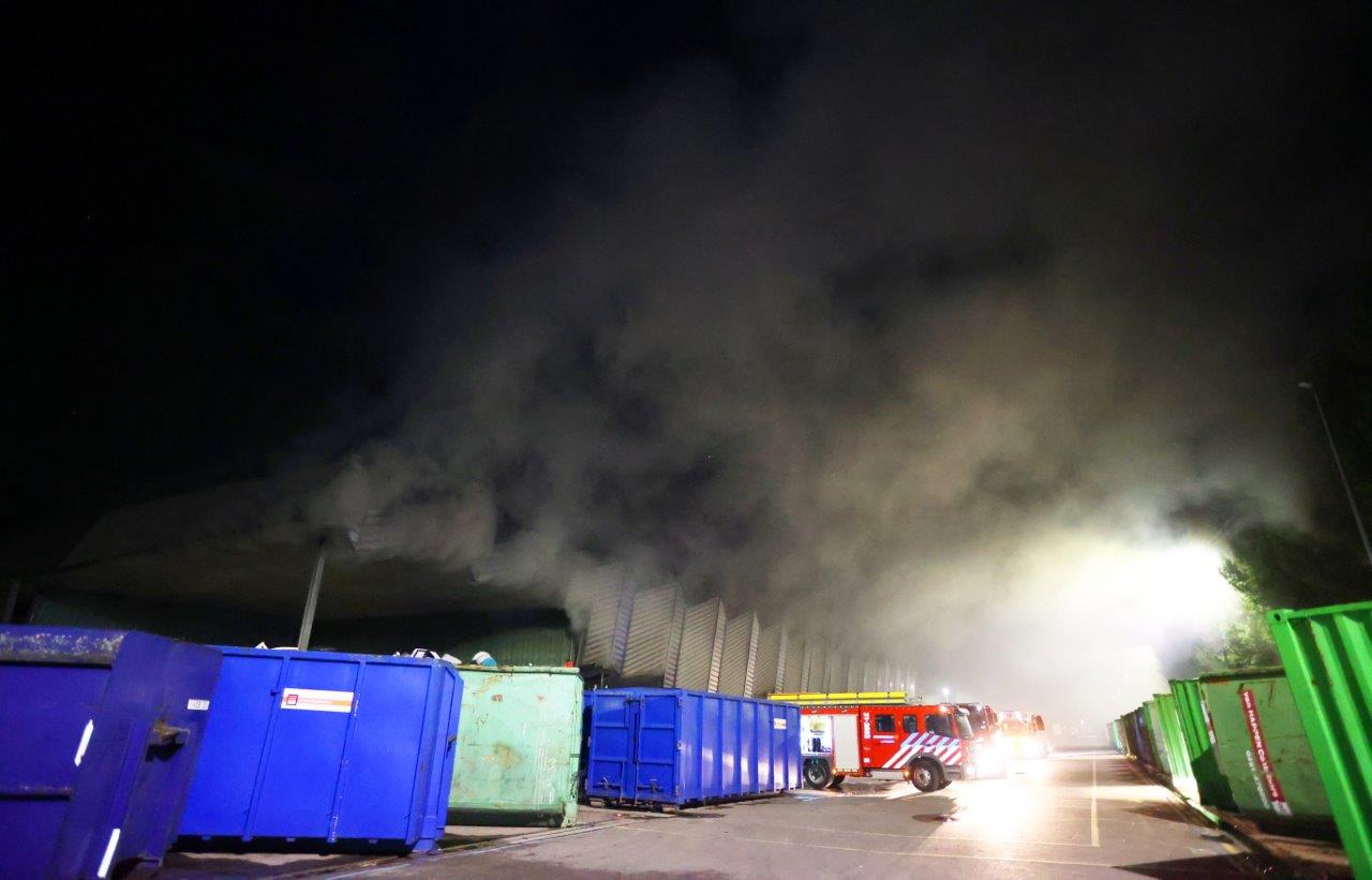 Stinkende rook door brand bij afvalverwerker