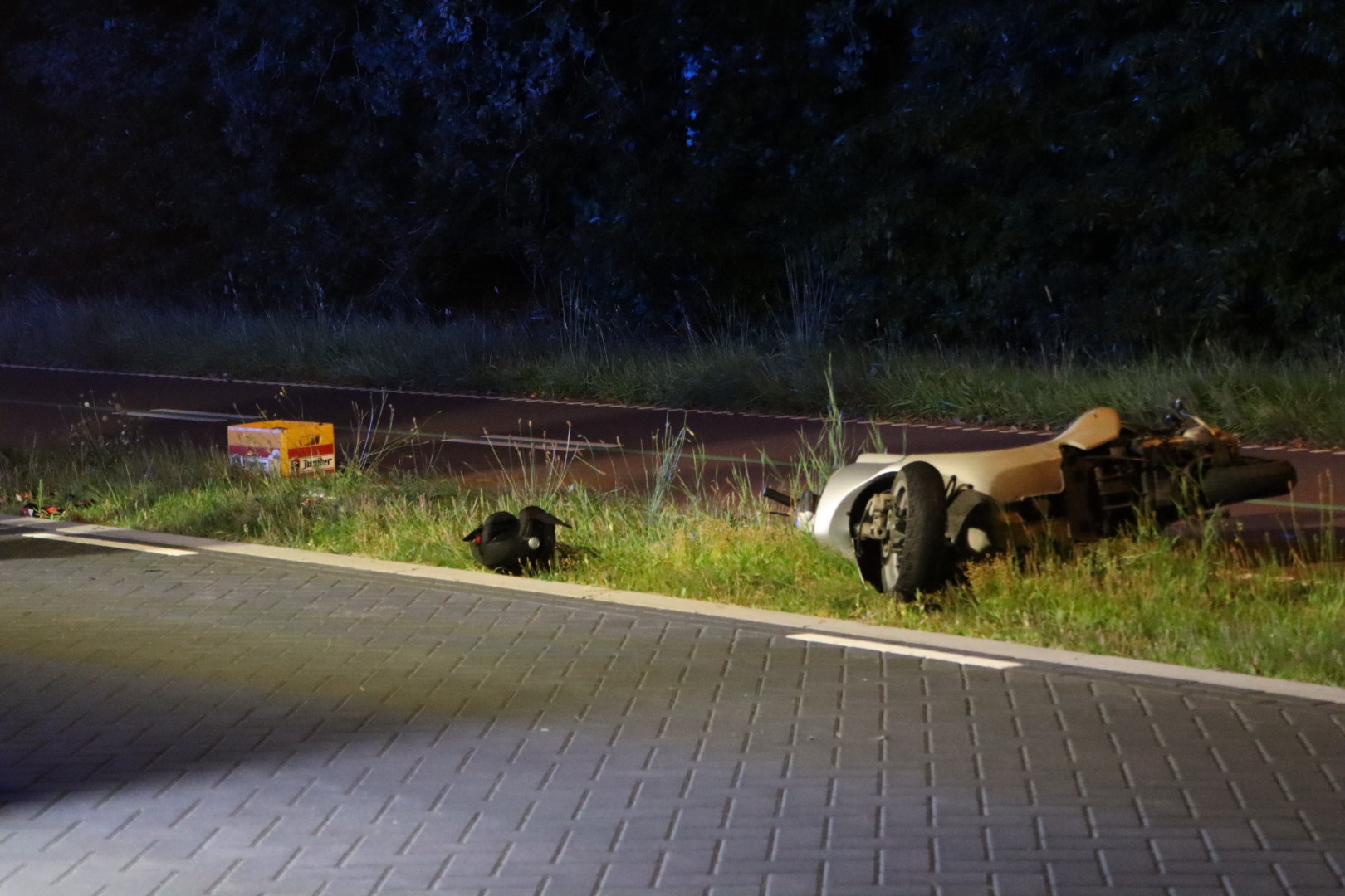Voorbijgangers vinden gewonde scooterrijder