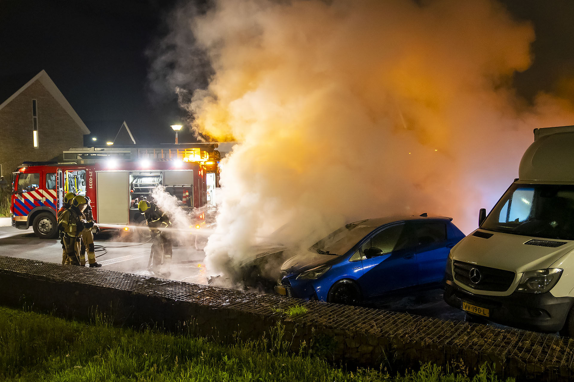 Twee auto’s door brand verwoest